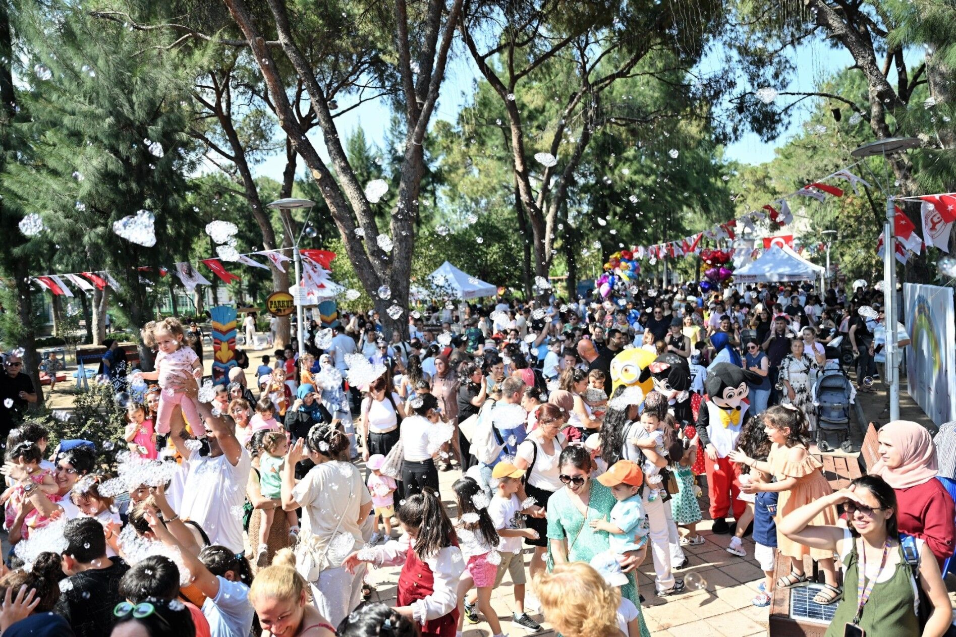 Bornova Belediyesi Tarafından Düzenlenen “Hoş Geldin Yaz 2. Çocuk Şenliği”, Büyükpark’ta Binlerce Çocuk Ve Ailesinin Katılımıyla Yoğun Ilgi Gördü. (6)