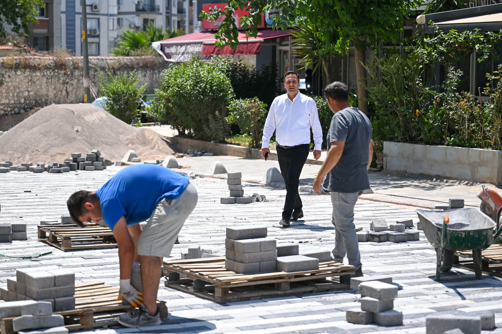 Bornova Belediyesi, Tarihi Çarşı Ve Köşkler Bölgesi’nde Üstyapı Ve Kentsel Estetik Çalışmalarını Hızlandırdı (3)
