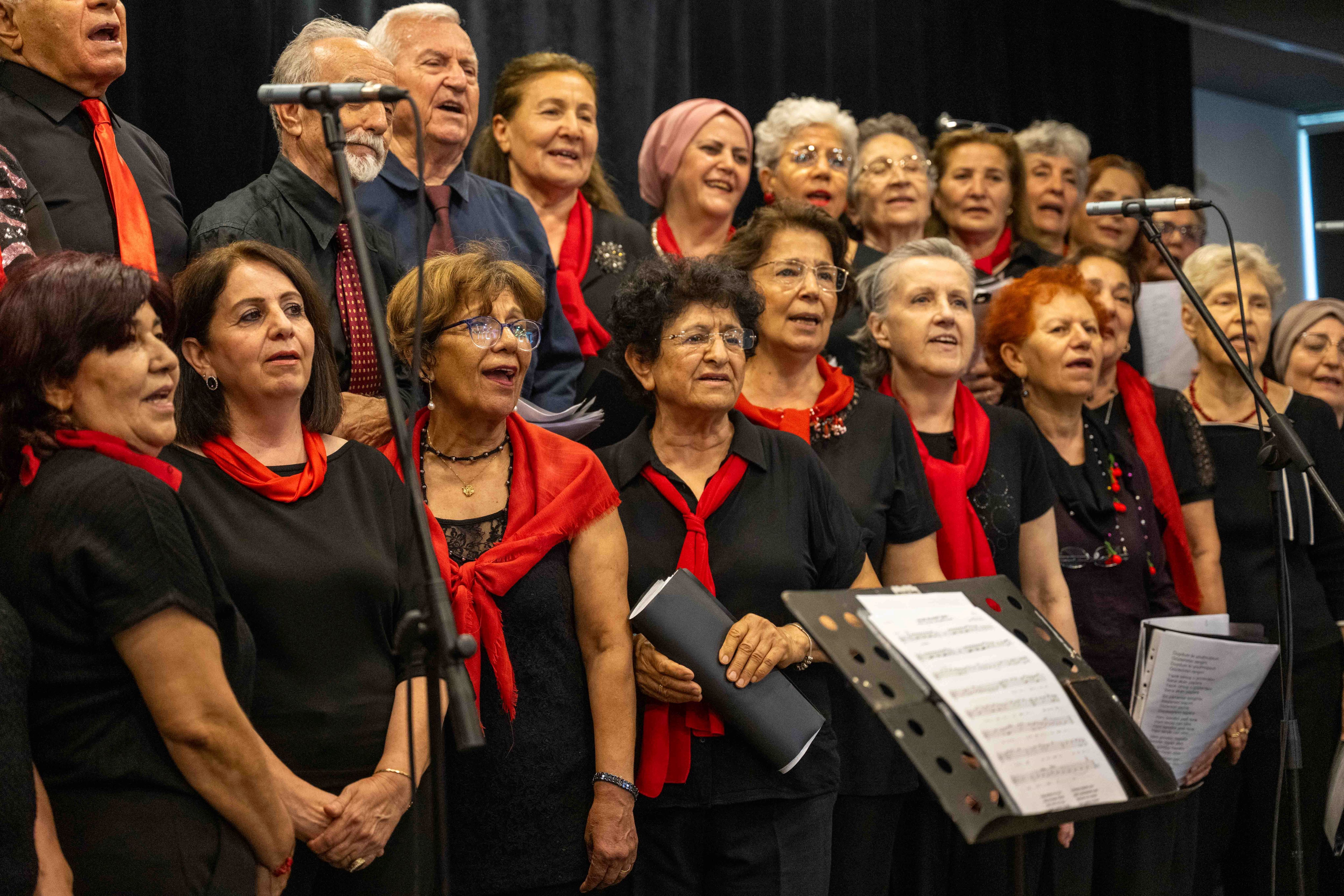 Bornova’da 'Çınarların' Diploma Sevinci 120 Kursiyer Sahnede (5)