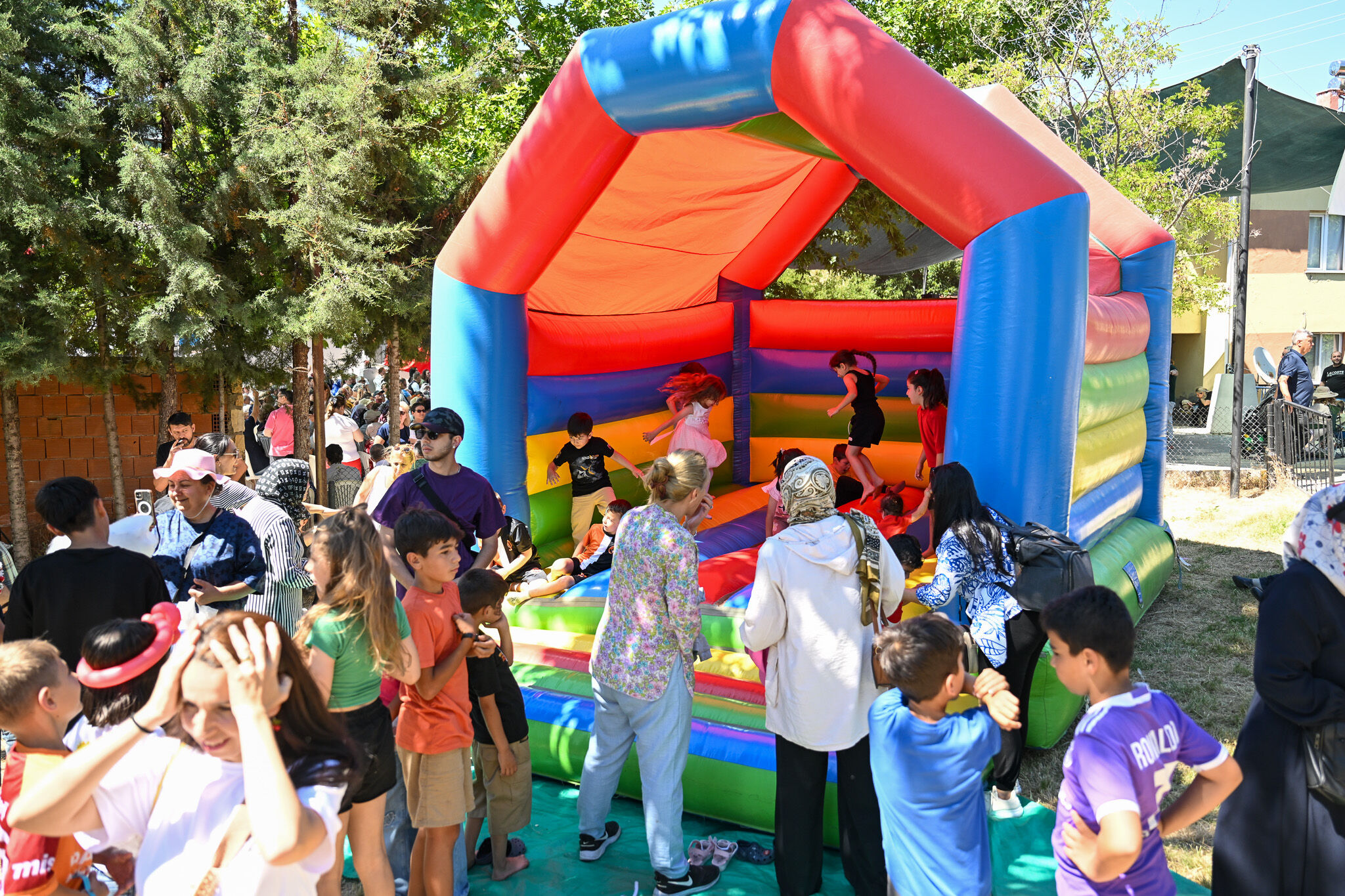 Bornova’da Düzenlenen Kiraz Festivali, Beşyol Mahallesi’nde Üretim, Dayanışma Ve Eğlenceyi Bir Araya Getirerek Binlerce Kişiyi Buluşturdu (5)