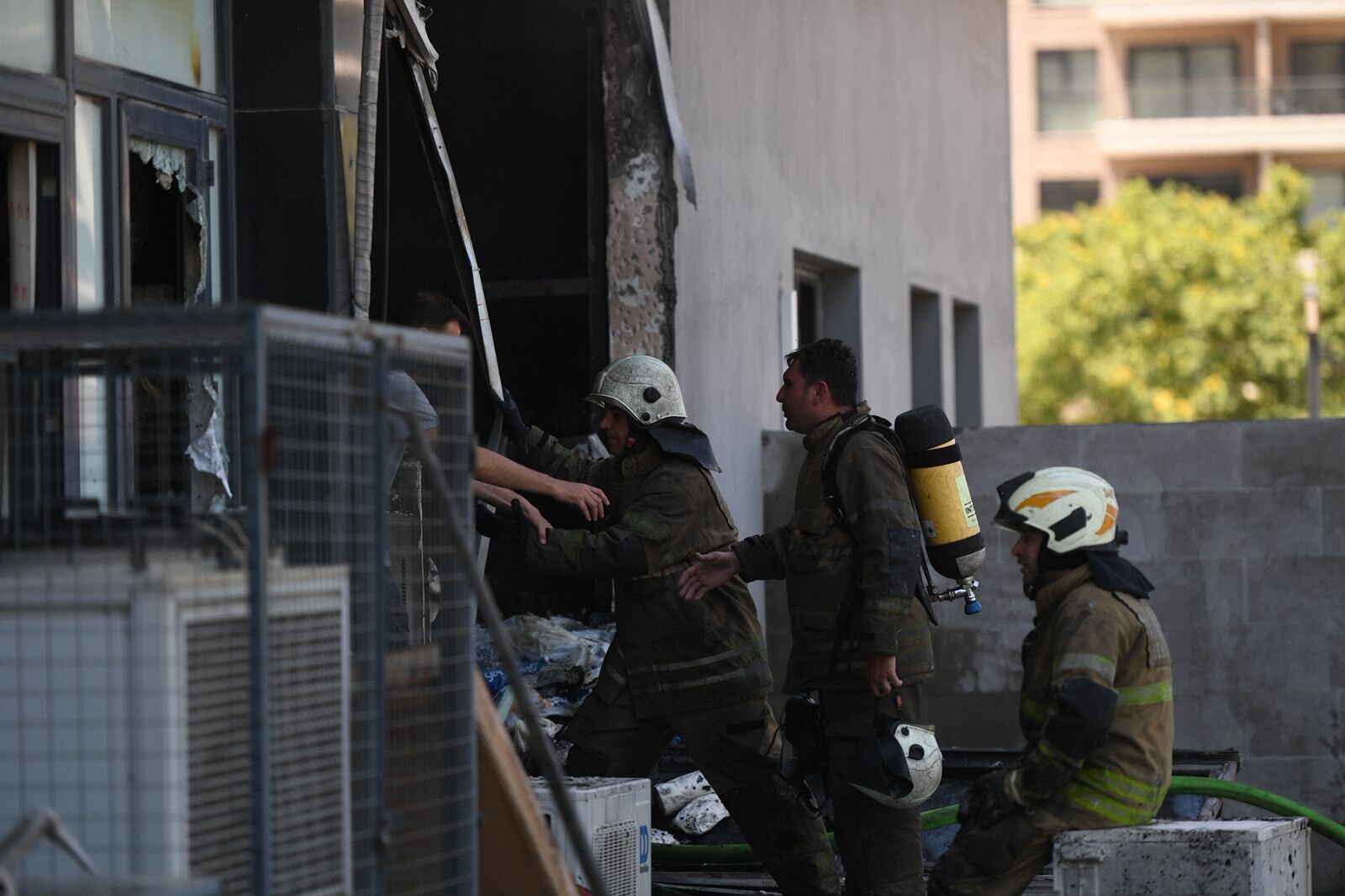Bornova’da Market Deposunda Çıkan Yangın Büyümeden Söndürüldü (4)