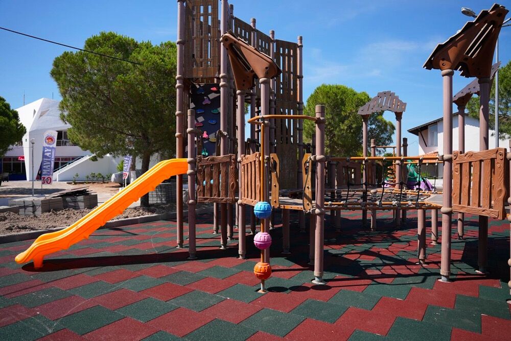 Çeşme Belediyesinden Park Ve Spor Alanlarında Kapsamlı Yenileme Photo 2026 06 16 17 12 41