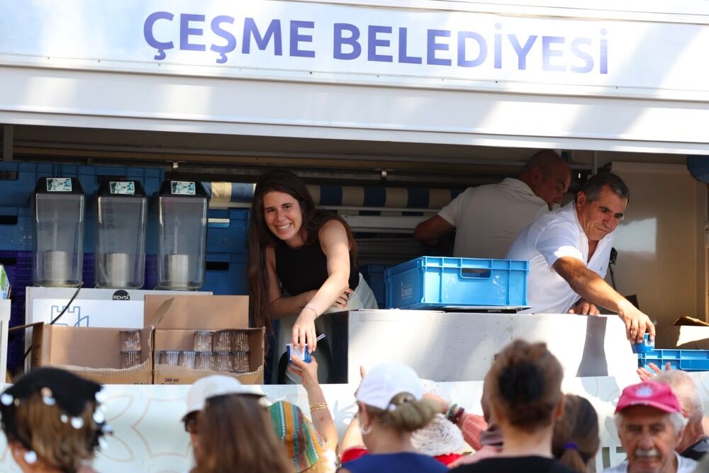 Çeşme'de Aşure Lokması Paylaşıldı (3)