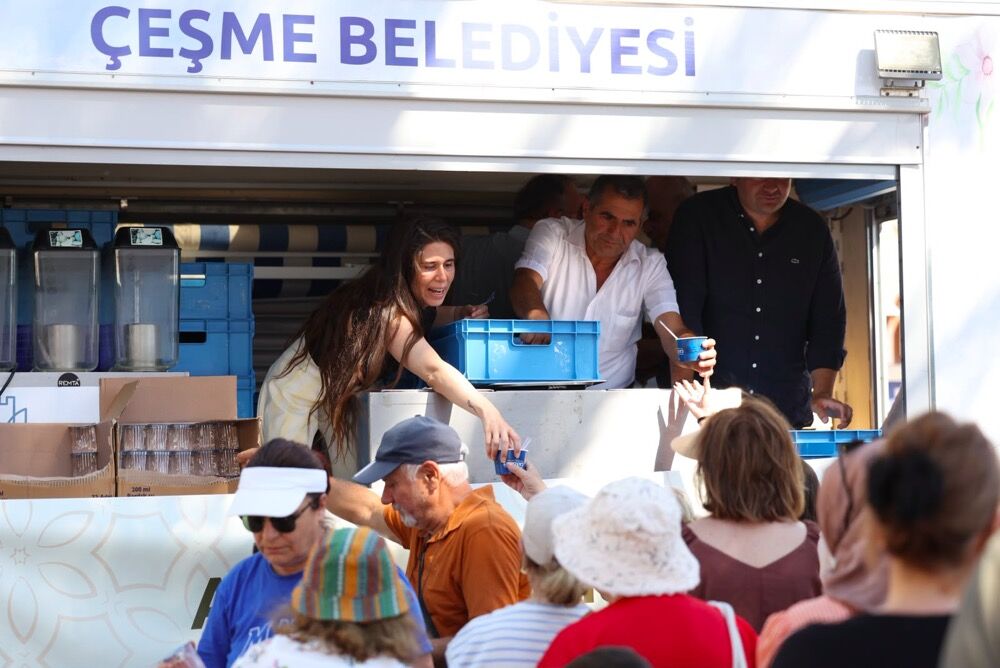 Çeşme'de Aşure Lokması Paylaşıldı (4)