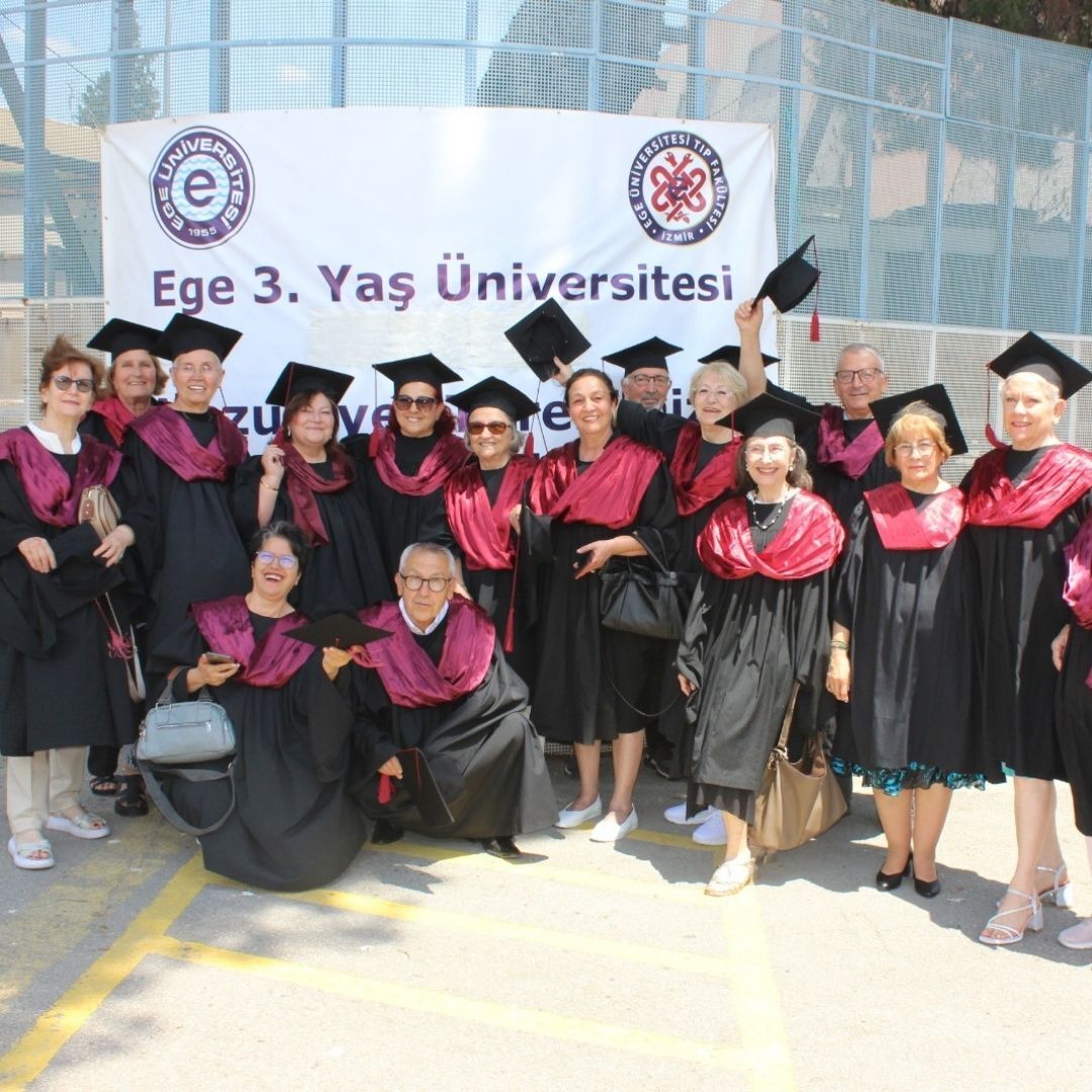++Ege Üniversitesinde 3. Yaş Üniversitesinin 140 Çınarı Diplomalarını Aldı (1)