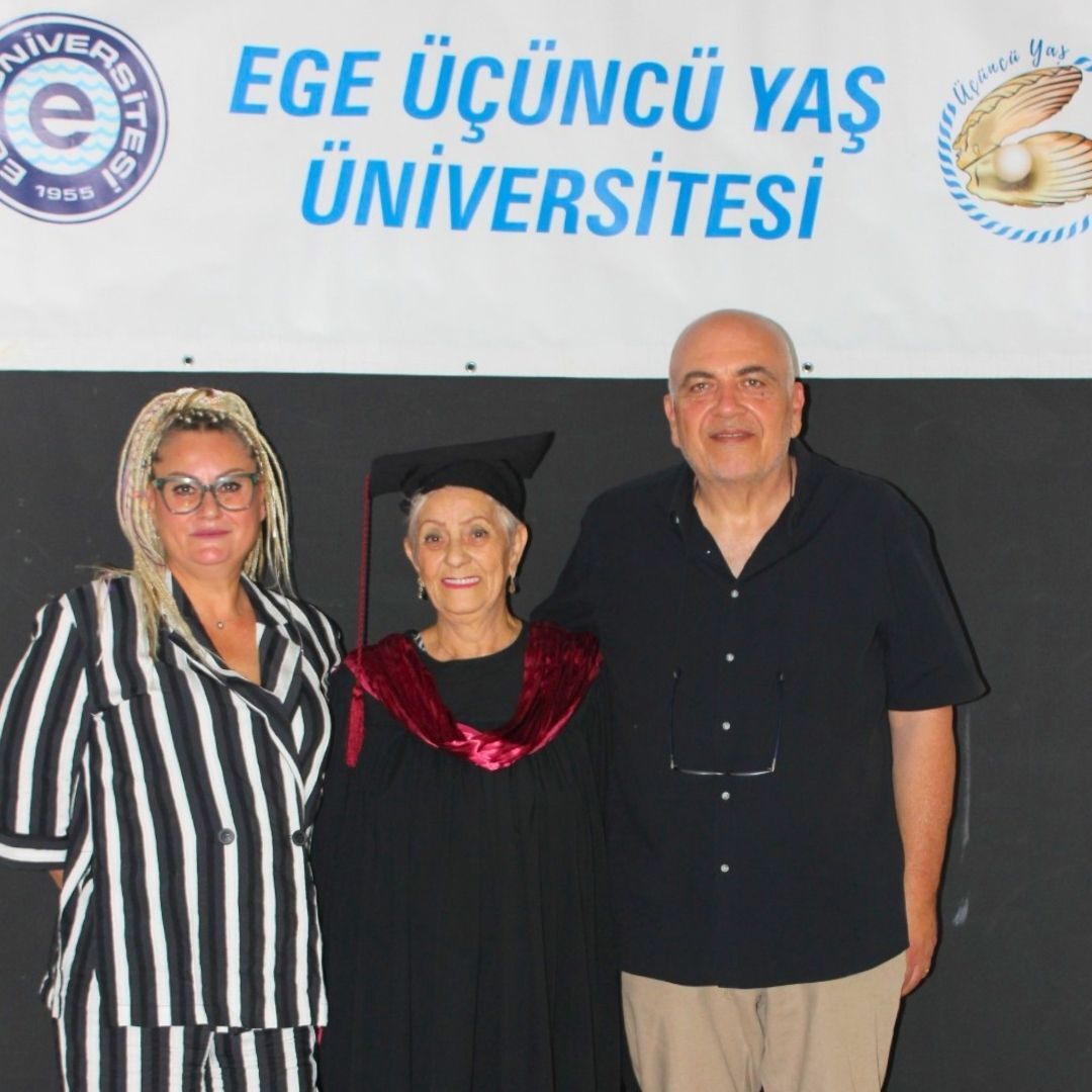 ++Ege Üniversitesinde 3. Yaş Üniversitesinin 140 Çınarı Diplomalarını Aldı (4)