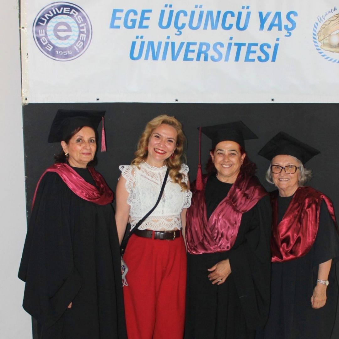 ++Ege Üniversitesinde 3. Yaş Üniversitesinin 140 Çınarı Diplomalarını Aldı (5)