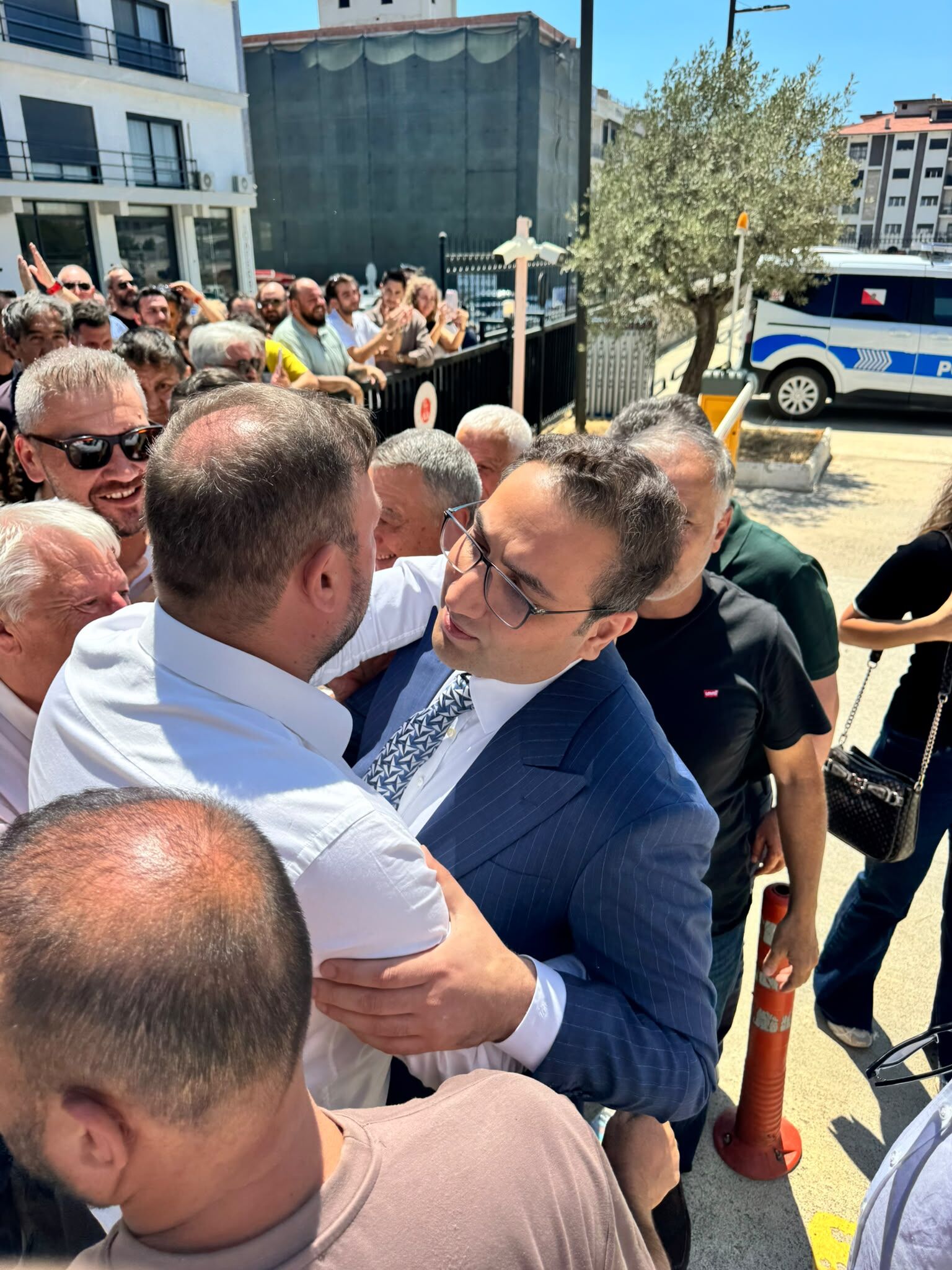 Ev Hapsi Kararıyla Serbest Bırakılan Balçova Belediye Başkanı Onur Yiğit (5)
