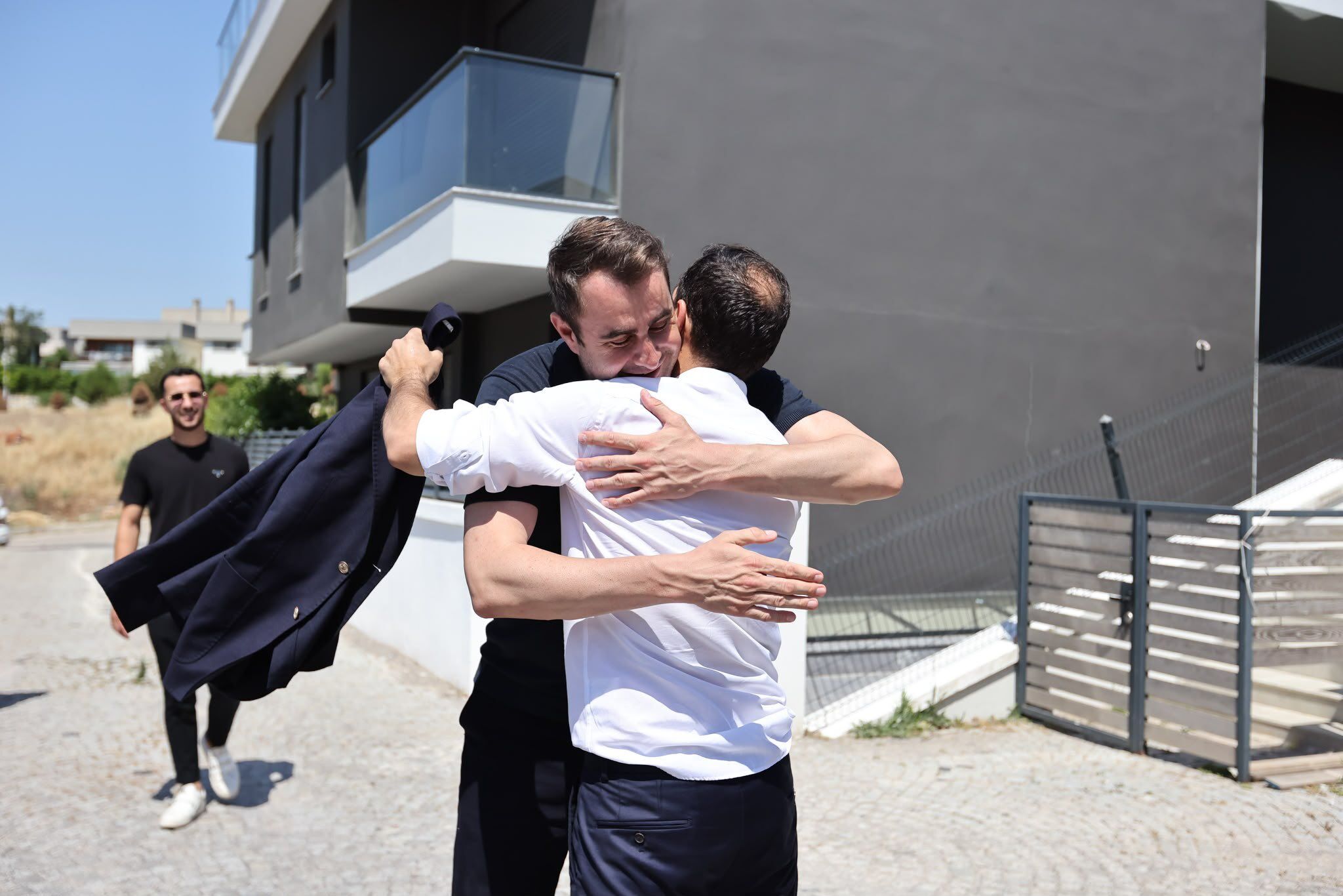 Adliyeye sevk edilmelerinin ardından haklarında ev hapsi kararı verilen Balçova Belediye Başkanı Onur Yiğit ve Güzelbahçe Belediye Meclis Üyesi Doğuş Bayır, evlerine döndü.