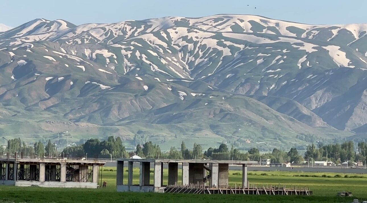 Hakkari’nin Yüksekova Ilçesinde Karların Erimeye Başlamasıyla Birlikte Dağlarda Oluşan Sıra Dışı Görüntüler Ilgi Odağı Oldu. (3)