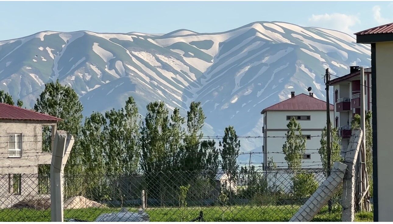 Hakkari’nin Yüksekova Ilçesinde Karların Erimeye Başlamasıyla Birlikte Dağlarda Oluşan Sıra Dışı Görüntüler Ilgi Odağı Oldu. (7)