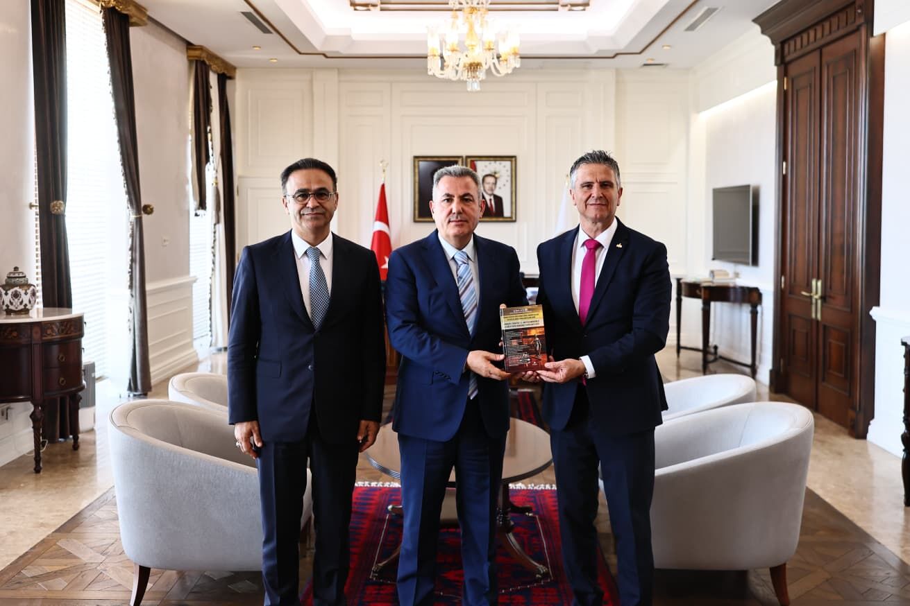 İzmir Valisi Dr. Süleyman Elban, İl Millî Eğitim Müdürü Dr. Ömer Yahşi Ve İzmir Eğitim Müfettişleri Başkanı Koray Aykurt’u Makamında Kabul Etti. (1)
