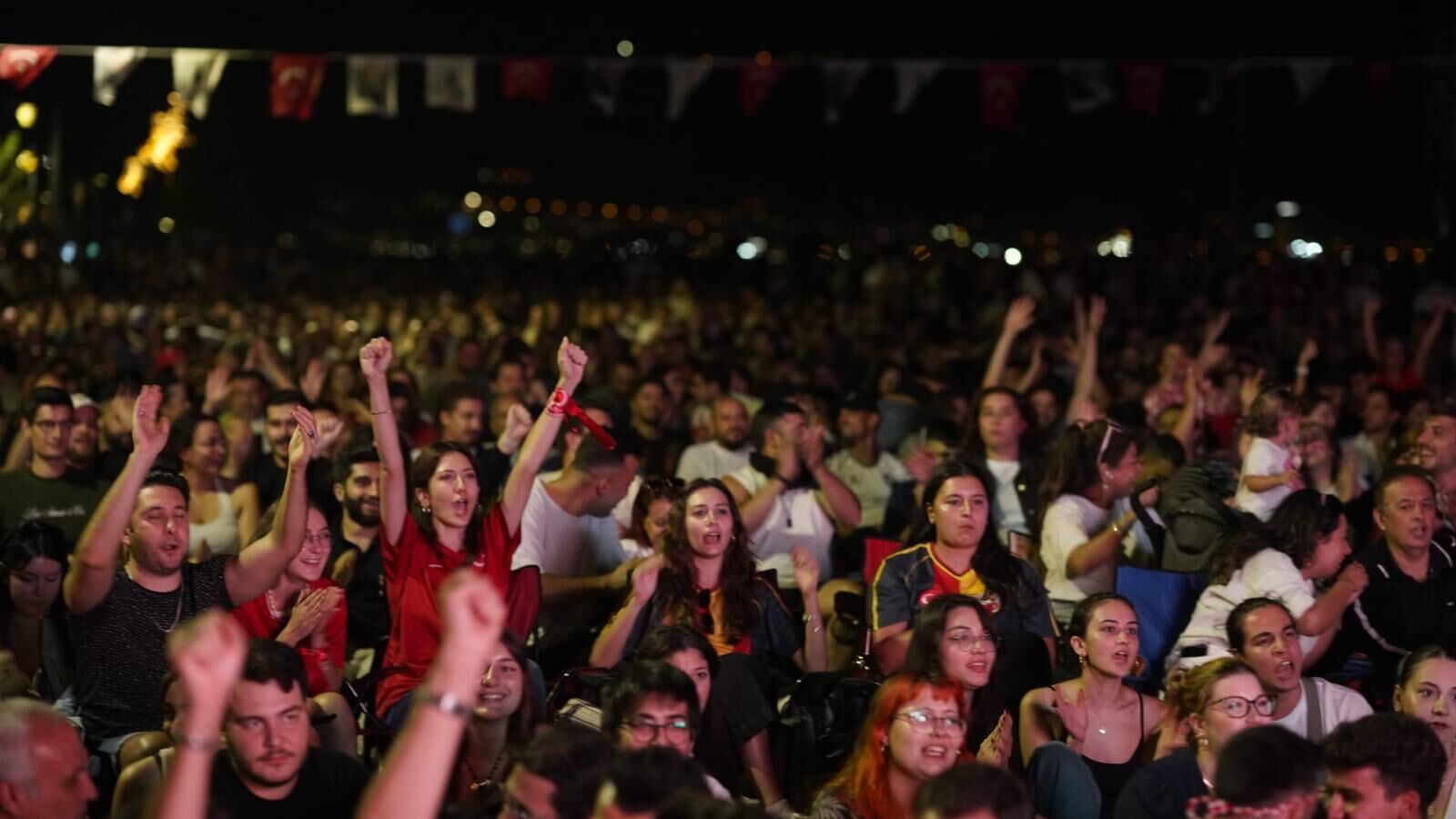 Izmirde Milli Maç Heyecanı (1)