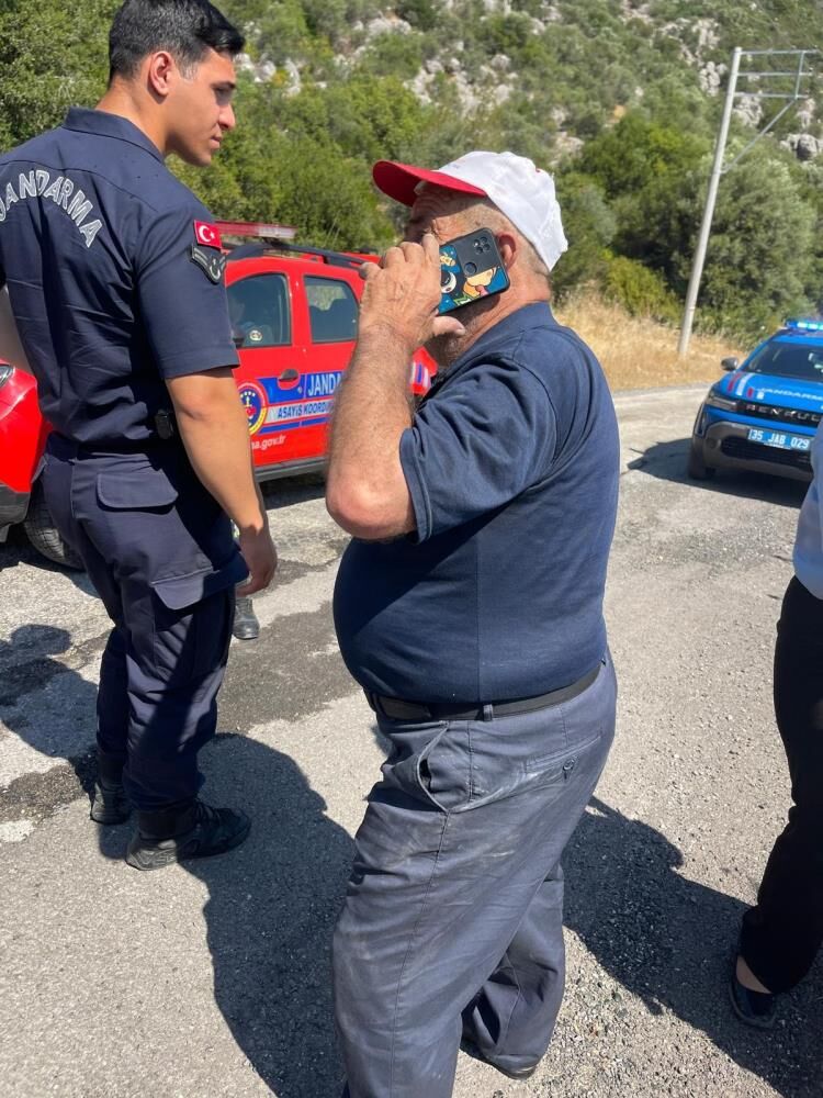 İzmir’in Karaburun Ilçesinde Seyir Halindeki Bir Otomobilde Çıkan Yangın, Ormanlık Alana Sıçramadan Ekiplerin Müdahalesiyle Kontrol Altına 1