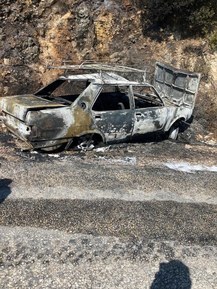 İzmir’in Karaburun Ilçesinde Seyir Halindeki Bir Otomobilde Çıkan Yangın, Ormanlık Alana Sıçramadan Ekiplerin Müdahalesiyle Kontrol Altına Alındı.2