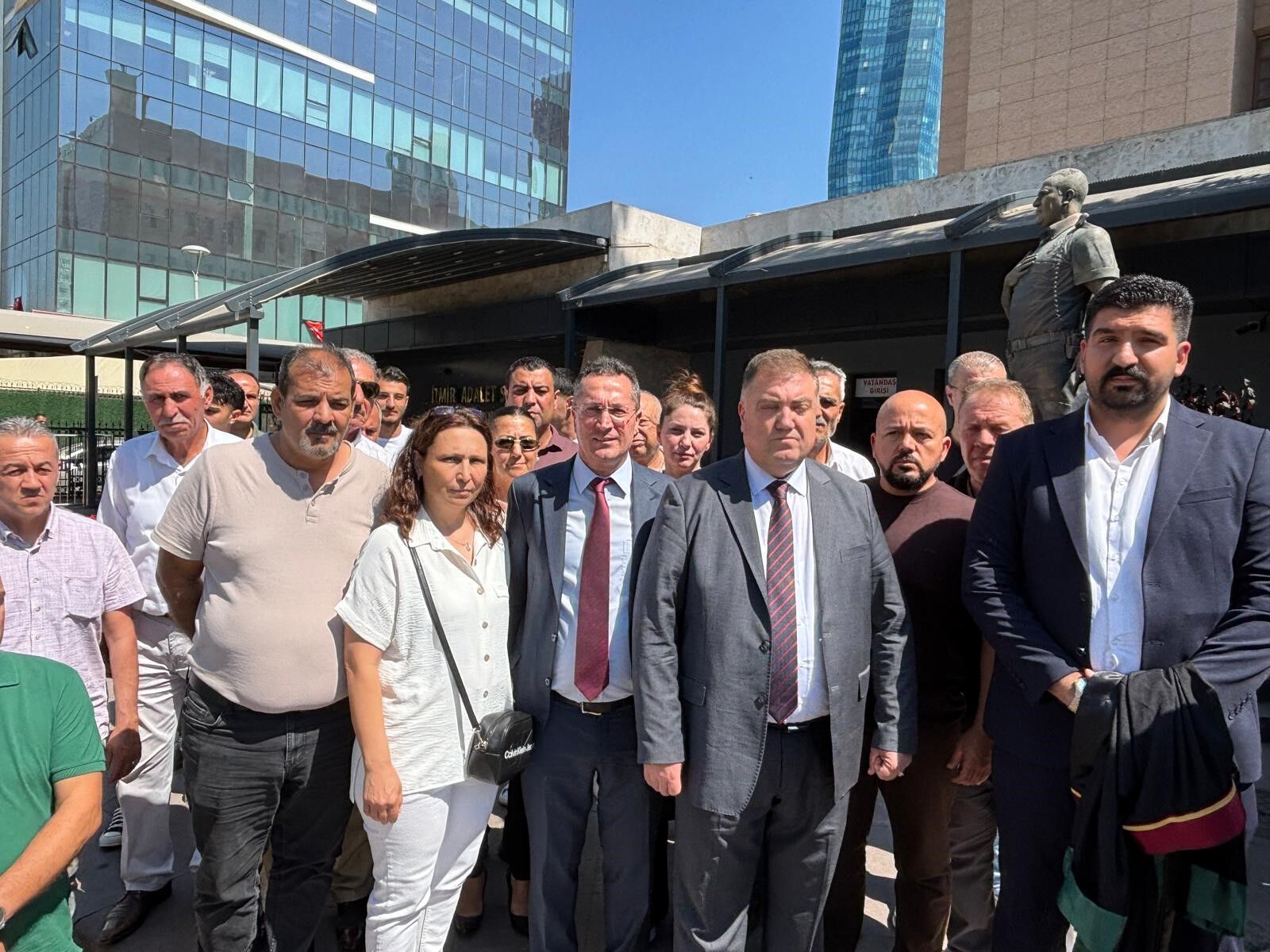İzmir’in Konak Ilçesinde Taksi Şoförü Deniz Örer’in Yolcu Olarak Bindiği Araçta Tabancayla Vurularak Öldürülmesine Ilişkin Davada Ilk Duruşma Görüldü. (3)