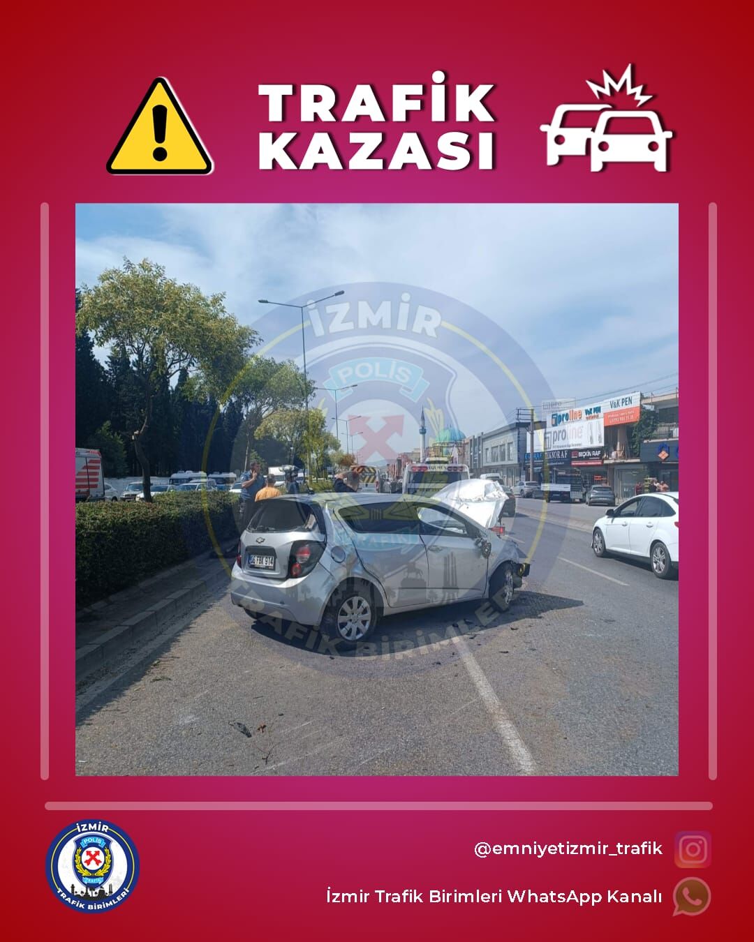 İzmir'in Önemli Arterlerinden Biri Olan Yeşillik Caddesi'nde Maddi Hasarlı Bir Trafik Kazası Meydana Geldi.