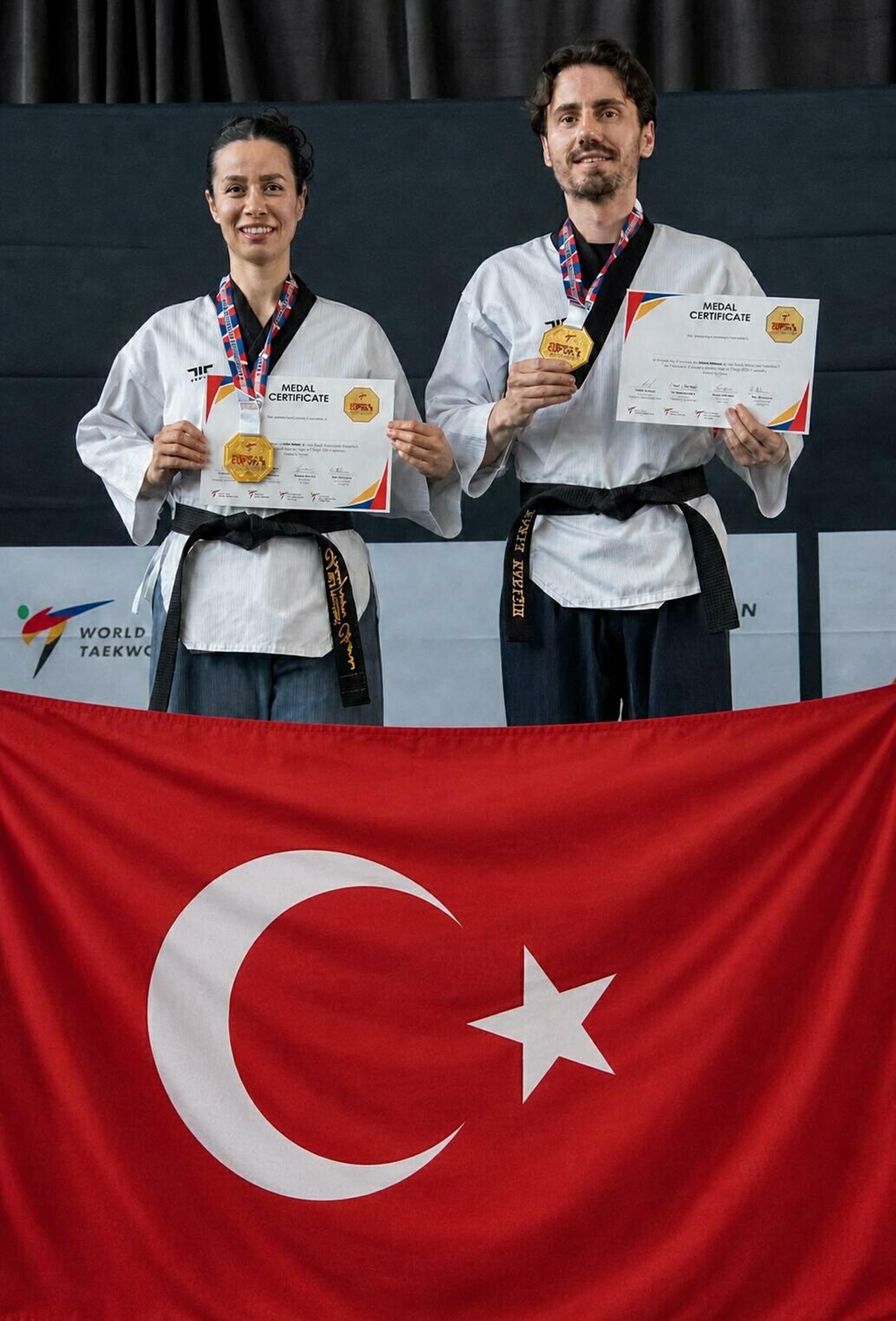 Izmirli Tekvandocu Cift Londradan Samp 1360121 403835 (1)