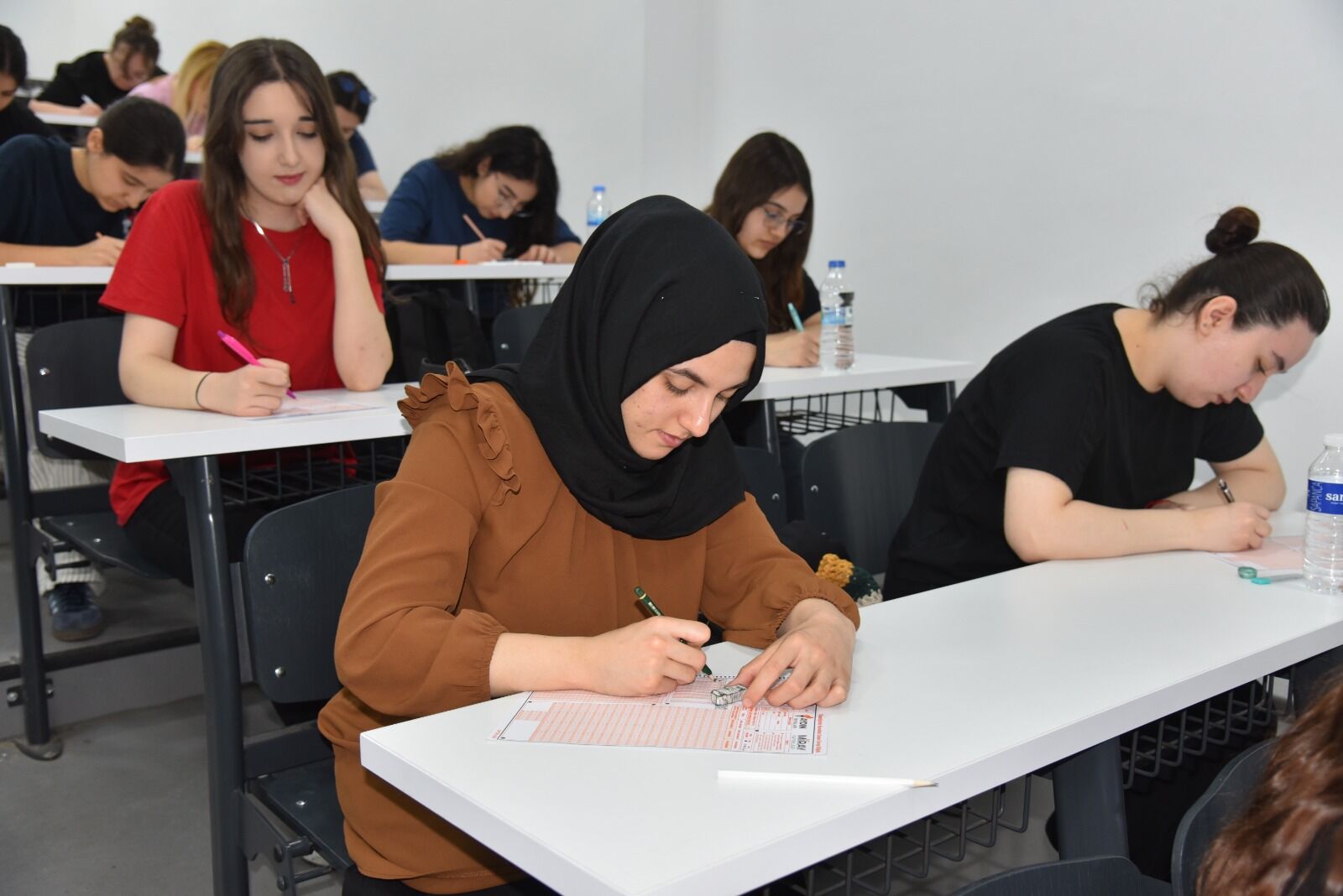 Menemen’de, Üniversite Sınavına Hazırlanan Öğrenciler Yükseköğretim Kurumları Sınavı (Yks) Öncesinde Gerçek Sınav Atmosferini Birebir Deneyimledi (4)