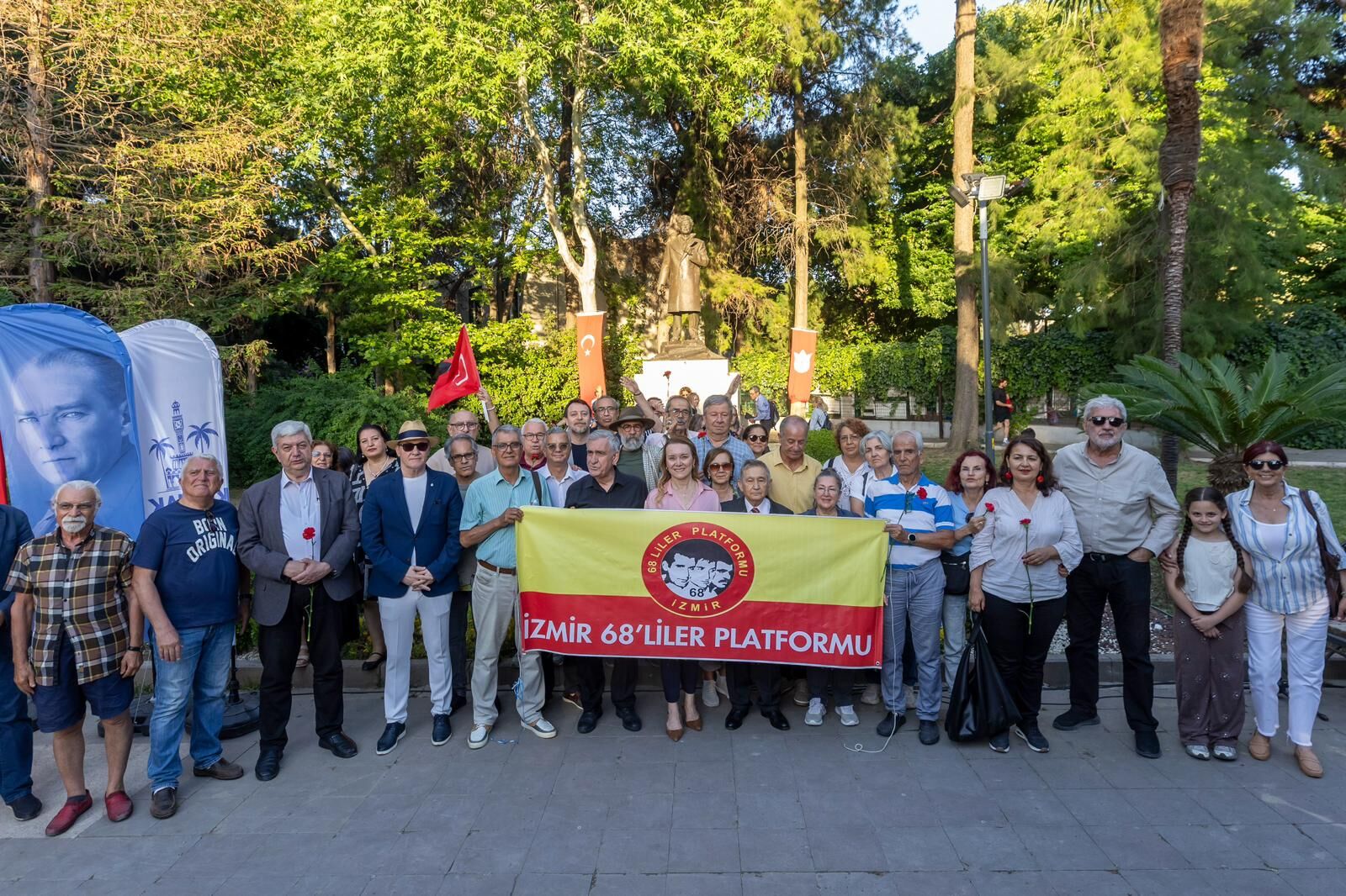 Nazım Hikmet Konak’ta Heykeli Başında Düzenlenen Törenle Anıldı (1)