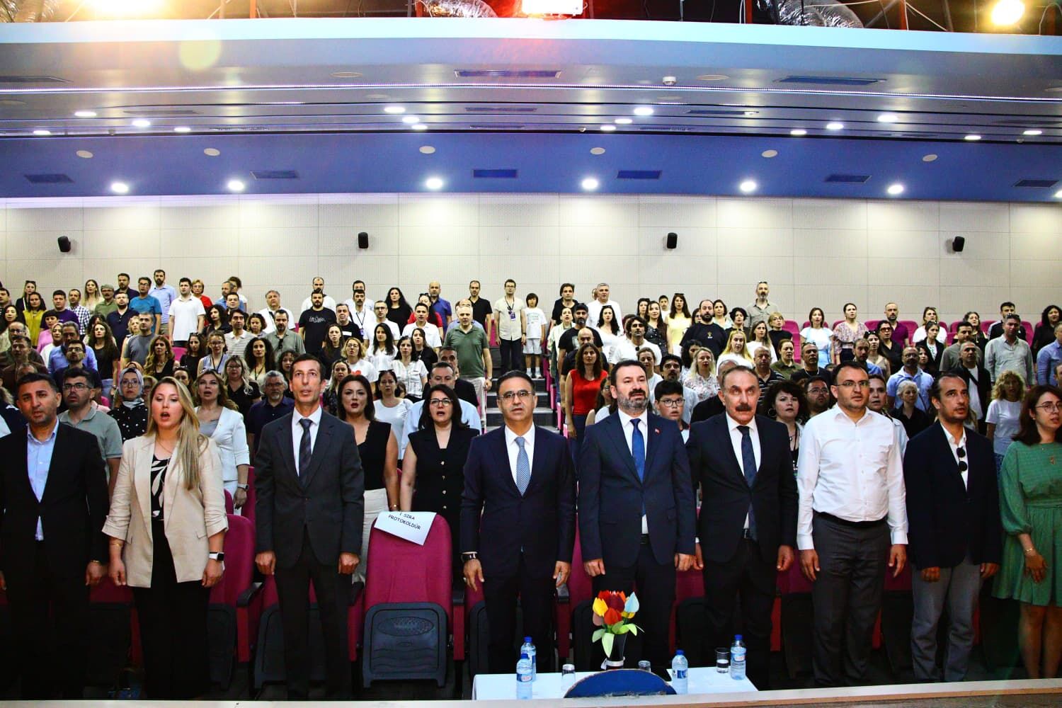 İzmir’de düzenlenen “BİLSEM-İZ II İzmir BİLSEM Zirvesi”, öğrencilerin bilimsel ve sanatsal projelerini bir araya getirirken atölye çalışmaları ve seminerlerle eğitim dünyasını buluşturdu.