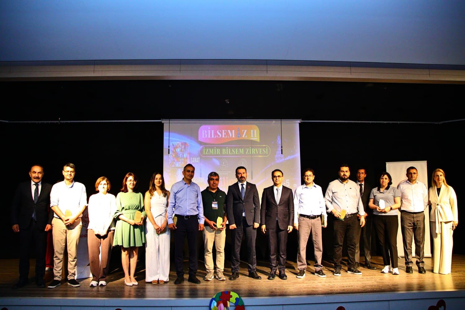 İzmir’de düzenlenen “BİLSEM-İZ II İzmir BİLSEM Zirvesi”, öğrencilerin bilimsel ve sanatsal projelerini bir araya getirirken atölye çalışmaları ve seminerlerle eğitim dünyasını buluşturdu.