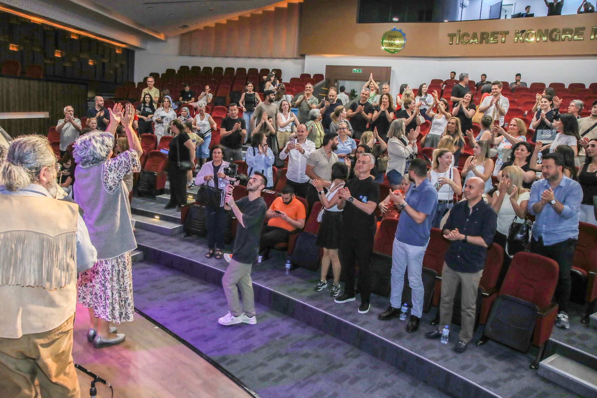 WTorbalı, hafta sonunda kültür ve sanat dolu bir geceye ev sahipliği yaptı. Eğitimci Burak Akkol’un organizasyonuyla sahnelenen “Konken Partisi” adlı tiyatro oyunu, ilçedeki sanatseverleri bir araya getirdi. Salon dolduran performans Türk tiyatrosunun sev