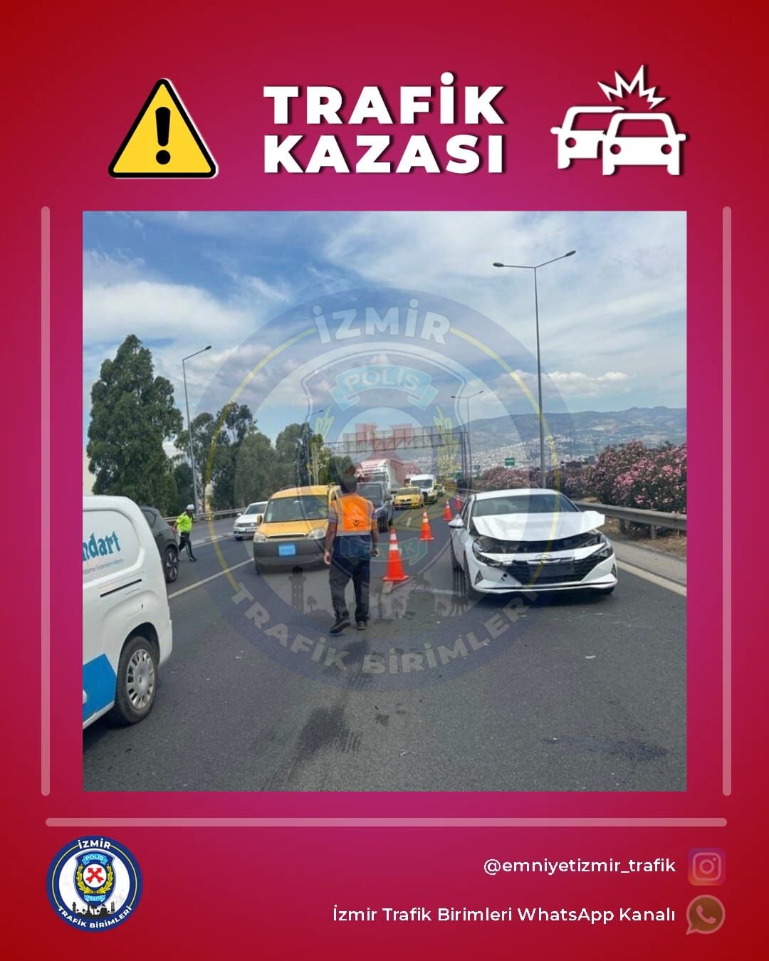 İzmir’de otoyol üzerinde meydana gelen trafik kazası, Buca istikametinde seyreden sürücülere zor anlar yaşatıyor.