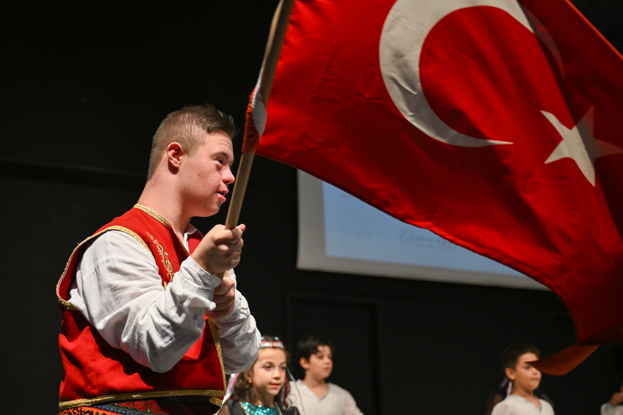 Bornova Belediyesi Hobi ve Beceri Edindirme Kursları kursiyerlerinin “Dansın Renkleri Gecesi” yıl sonu gösterisi, Ayfer Feray Açıkhava Tiyatrosu’nda yoğun ilgiyle sahnelendi.