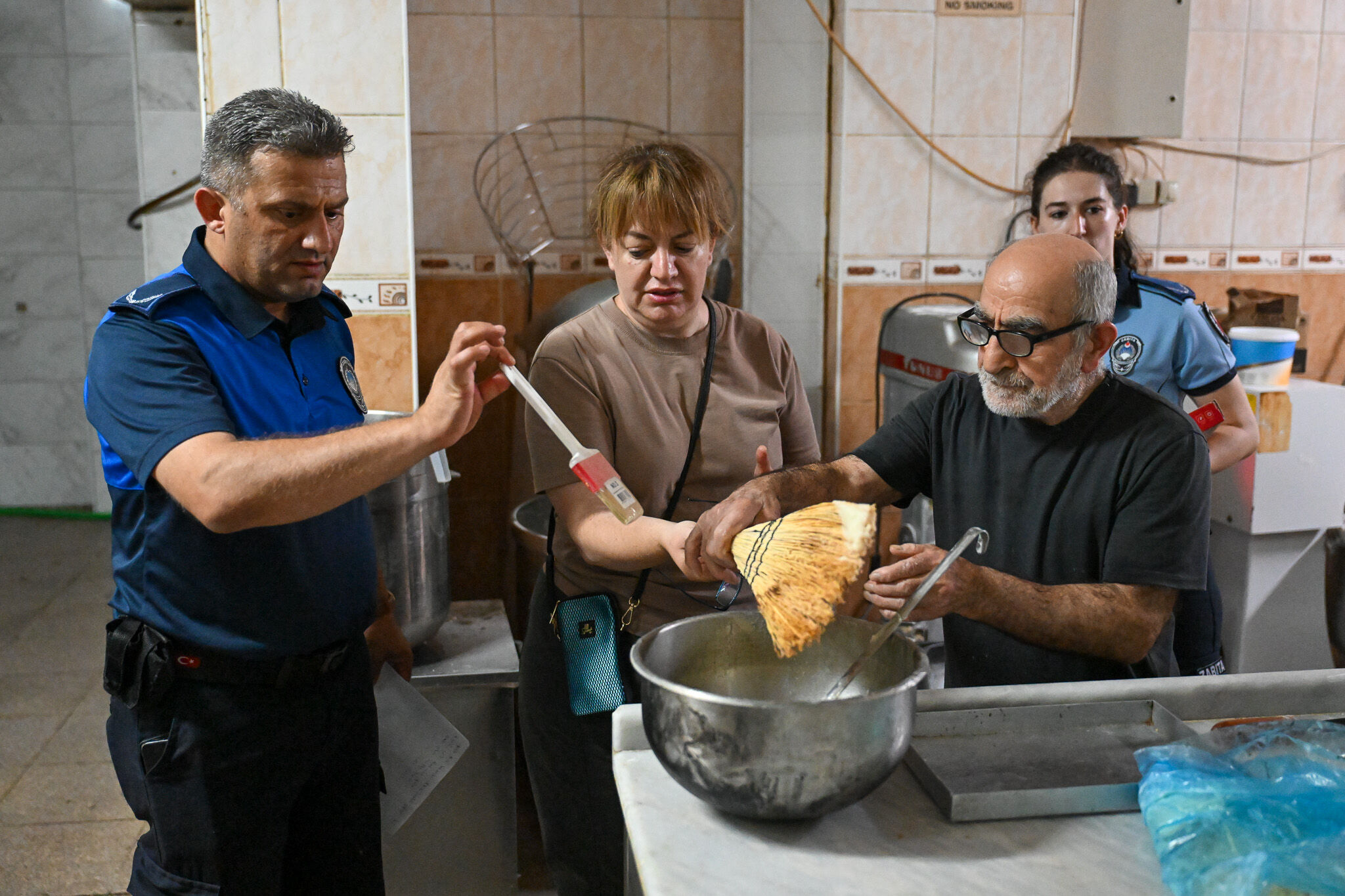 Bornova Belediyesi, vatandaşların sağlıklı, güvenilir ve hijyenik gıdaya erişimini sağlamak amacıyla fırınlara yönelik denetimlerini aralıksız sürdürüyor.