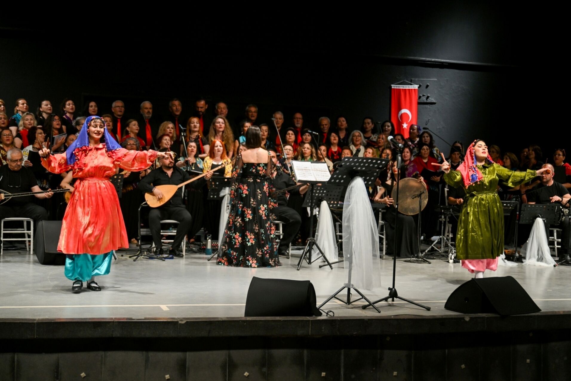 Kaşıkların ritmi Bornova’da yankılandı 5. Bornova Halk Dansları Festivali coşkulu açılışla başladı