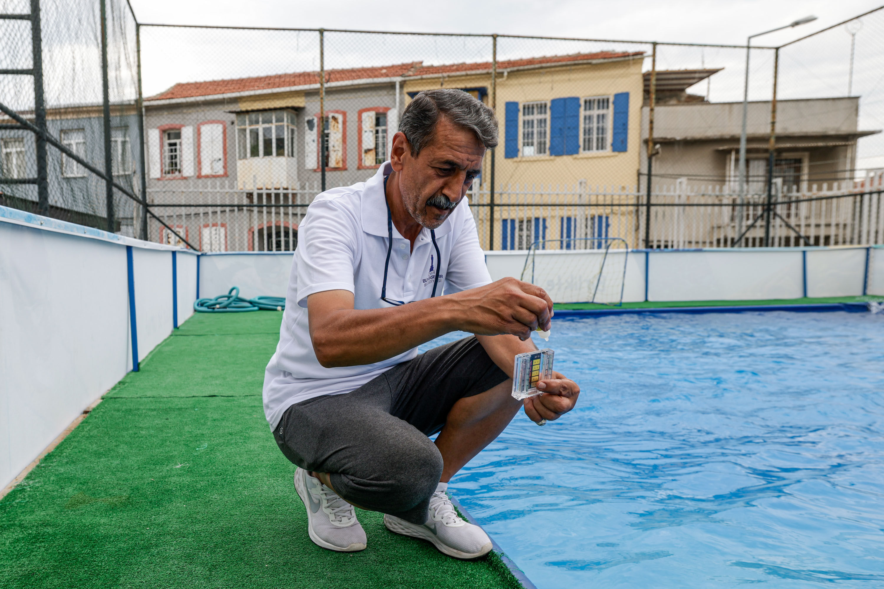 Büyükşehir’in portatif havuzu çocukların yazına neşe kattı “Cemil Amca’ya teşekkür ederiz”