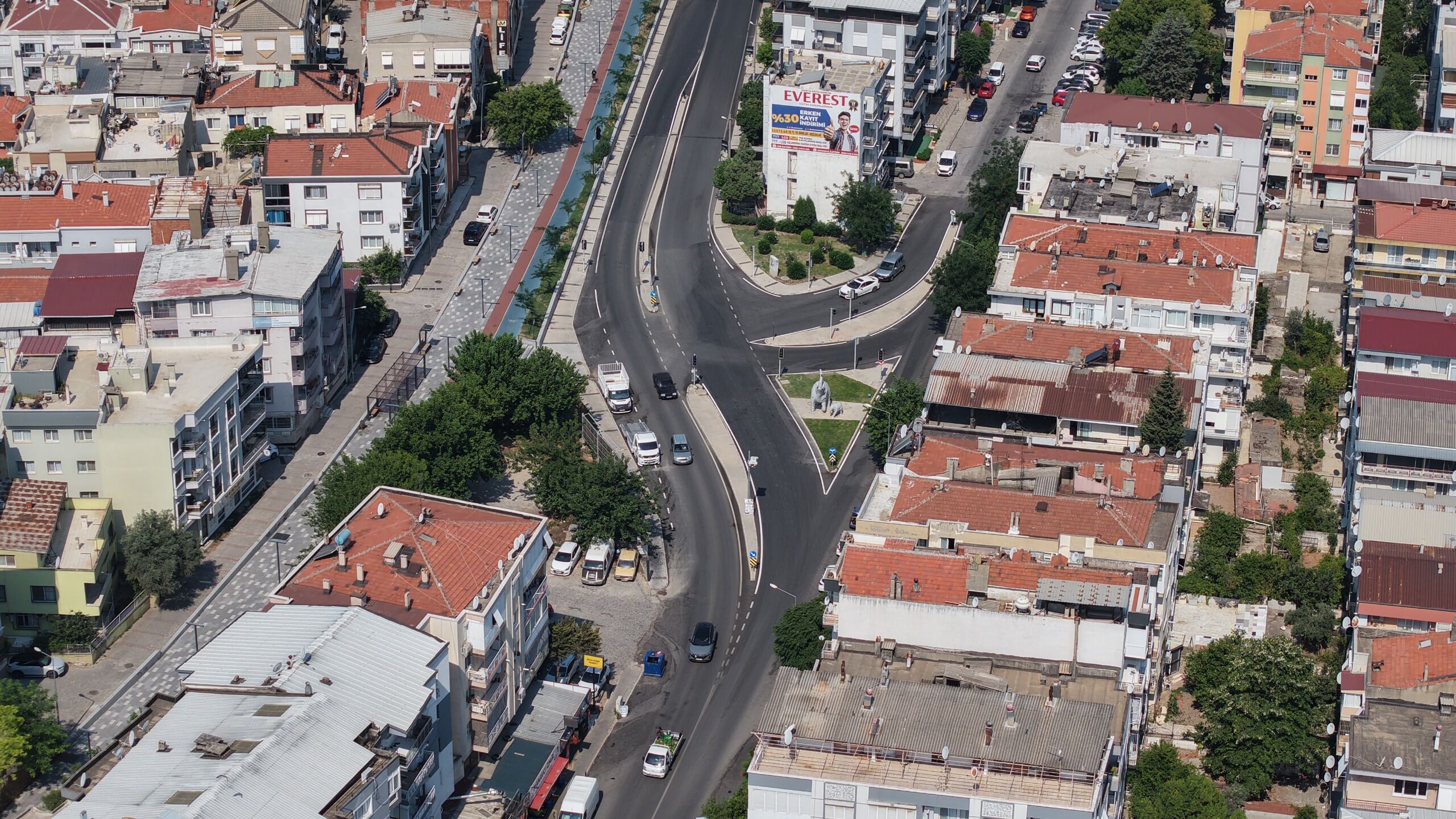 Buca'da Cemil Şeboy Caddesi baştan sona yenilendi
