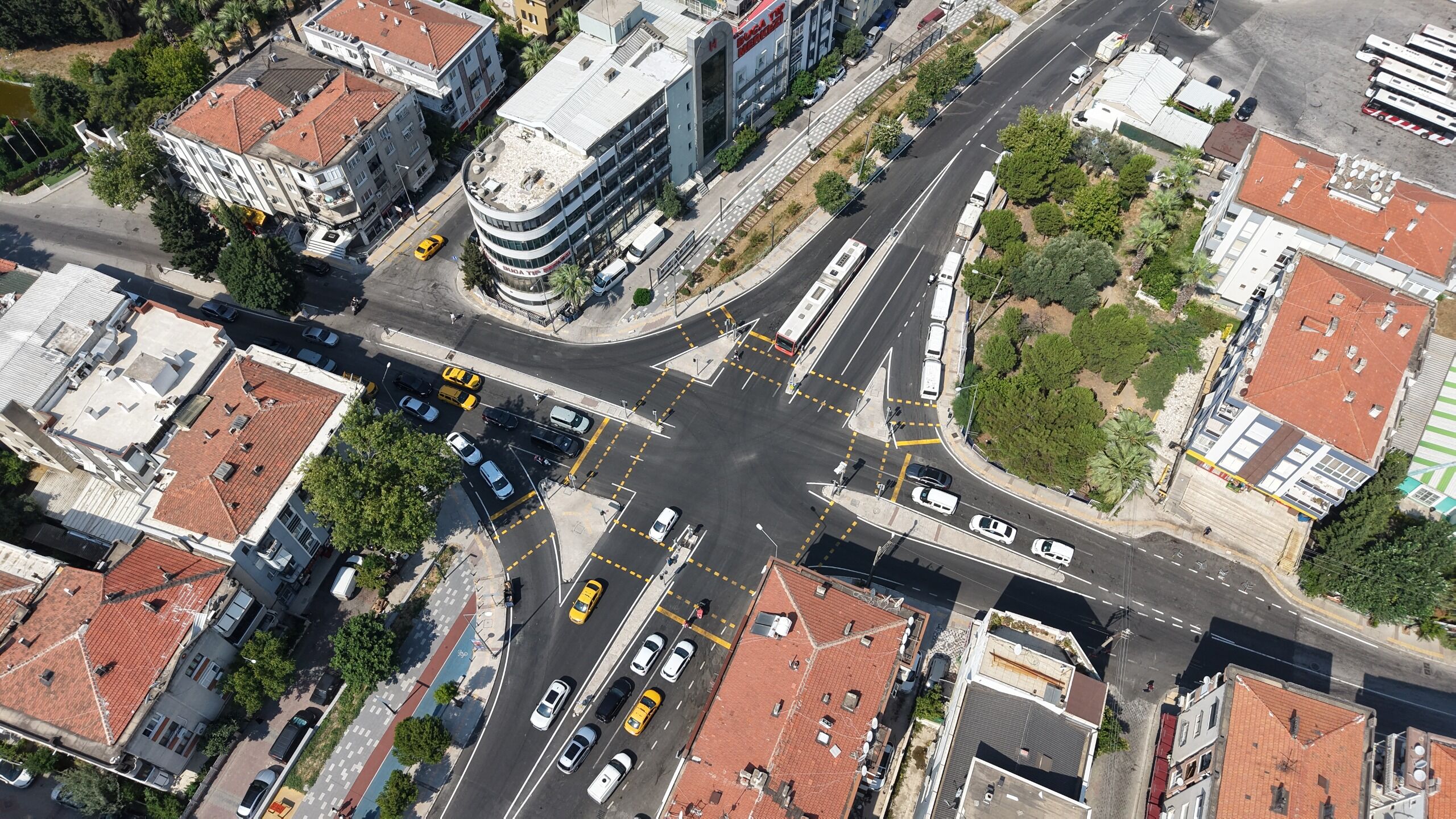 Buca'da Cemil Şeboy Caddesi baştan sona yenilendi