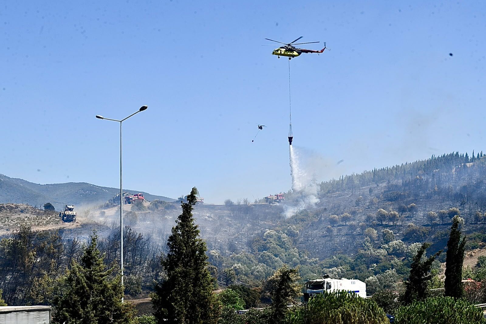 İzmir'deki yangında yürek ısıtan kurtarma!