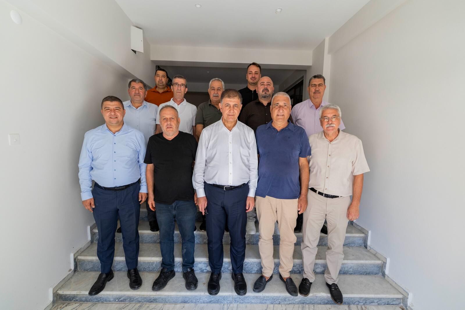 İzmir Büyükşehir Belediye Başkanı Dr. Cemil Tugay, Tire'de gerçekleştirdiği program kapsamında vatandaşlar, esnaf, üreticiler ve mahalle muhtarlarıyla bir araya geldi.