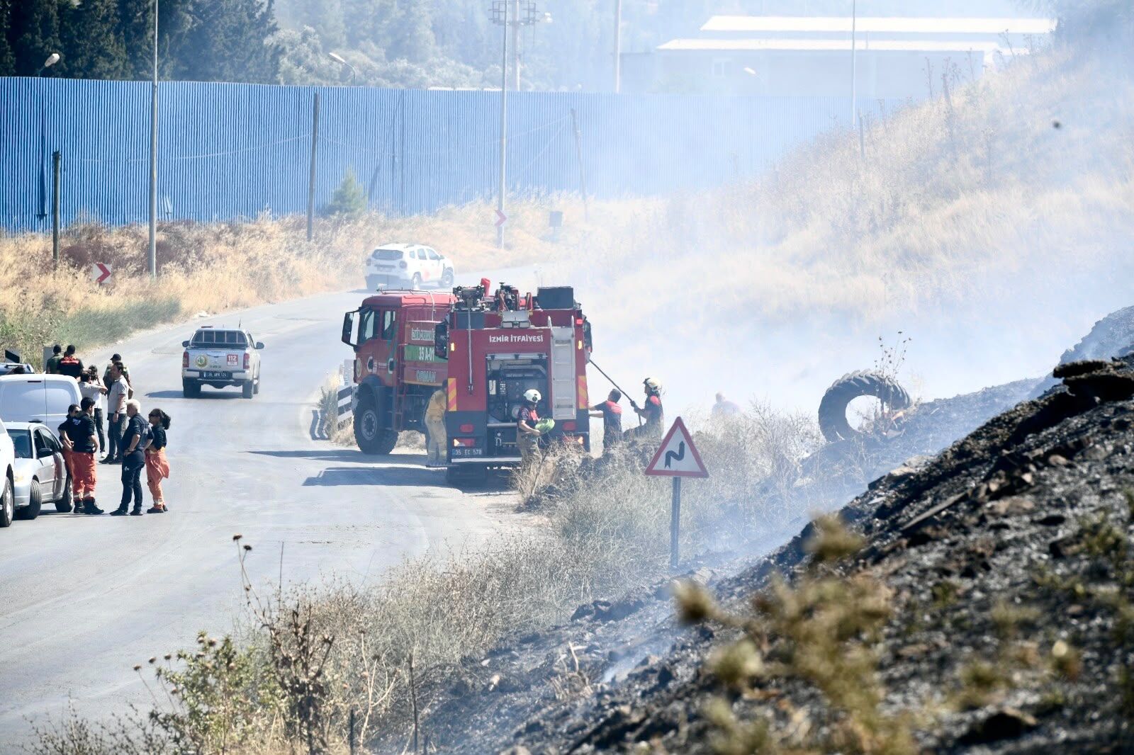 İzmir'deki yangında yürek ısıtan kurtarma!