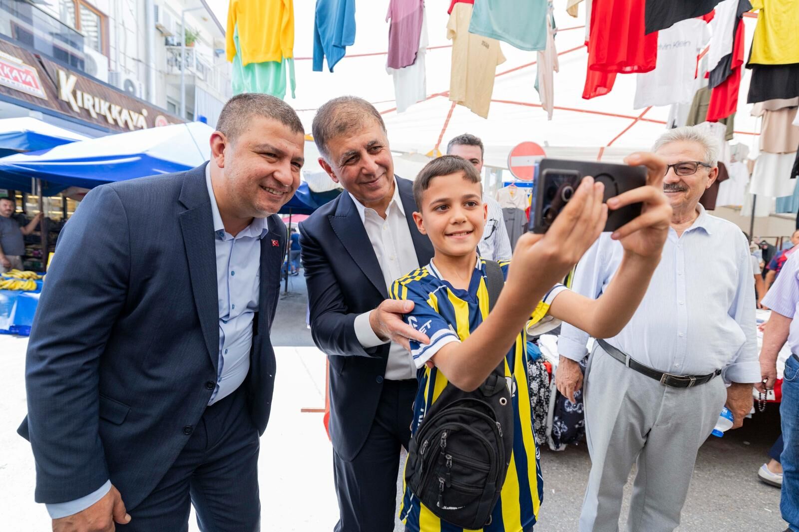 İzmir Büyükşehir Belediye Başkanı Dr. Cemil Tugay, Tire'de gerçekleştirdiği program kapsamında vatandaşlar, esnaf, üreticiler ve mahalle muhtarlarıyla bir araya geldi.