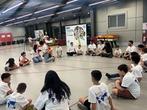 Üsküdar Üniversitesi ile Texas Üniversitesi Arthur M. Blank Kekemelik Merkezi iş birliğinde Türkiye'de ilk kez hayata geçirilen ve bu yıl ikinci kez düzenlenen Düşle-Konuş-Yaşa Kampı, okul çağındaki kekemeliği olan çocukları beş gün boyunca ortak bir eğit