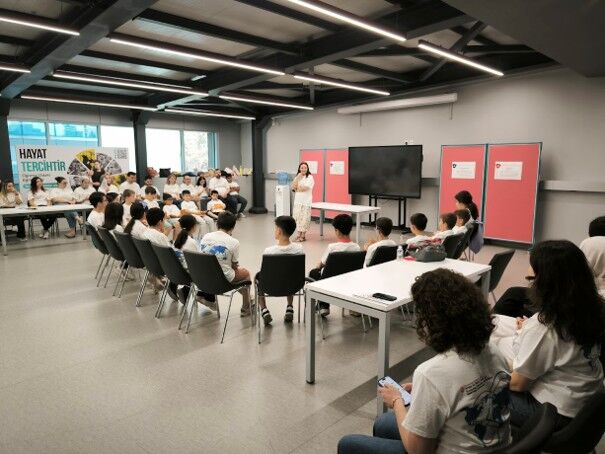 Üsküdar Üniversitesi ile Texas Üniversitesi Arthur M. Blank Kekemelik Merkezi iş birliğinde Türkiye'de ilk kez hayata geçirilen ve bu yıl ikinci kez düzenlenen Düşle-Konuş-Yaşa Kampı, okul çağındaki kekemeliği olan çocukları beş gün boyunca ortak bir eğit