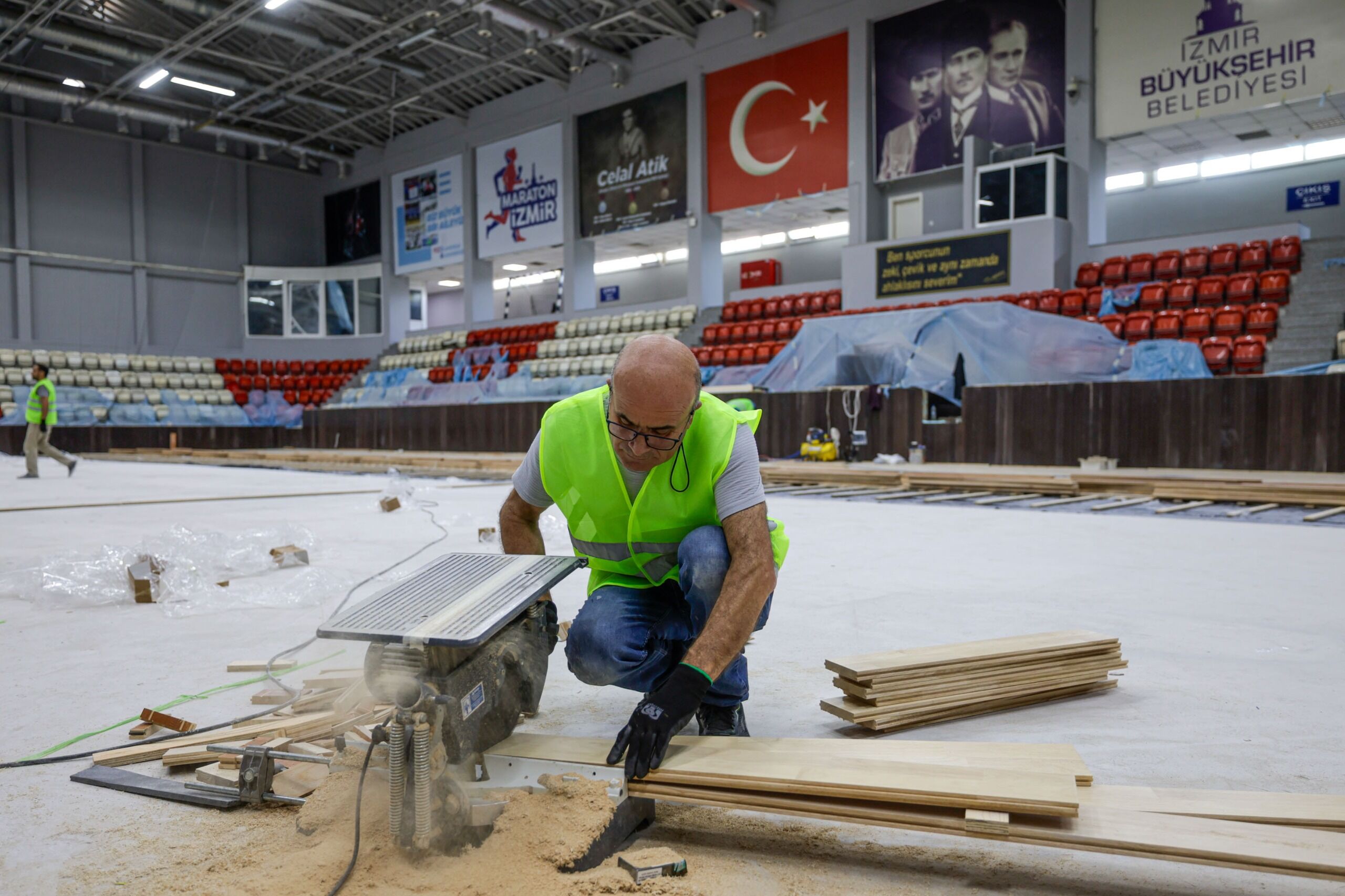 İzmir Büyükşehir Belediyesi, kentin simge spor tesislerinden Celal Atik Spor Salonu'nda kapsamlı yenileme çalışmalarını sürdürüyor.