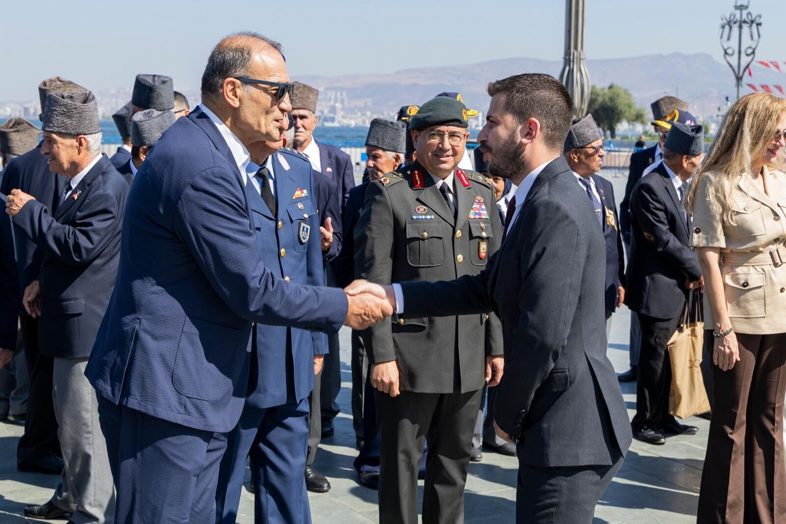 Kıbrıs Barış Harekatı'nın 52'nci yıl dönümü ile 20 Temmuz Barış ve Özgürlük Bayramı, İzmir'de Cumhuriyet Meydanı'nda düzenlenen resmi törenle kutlandı.