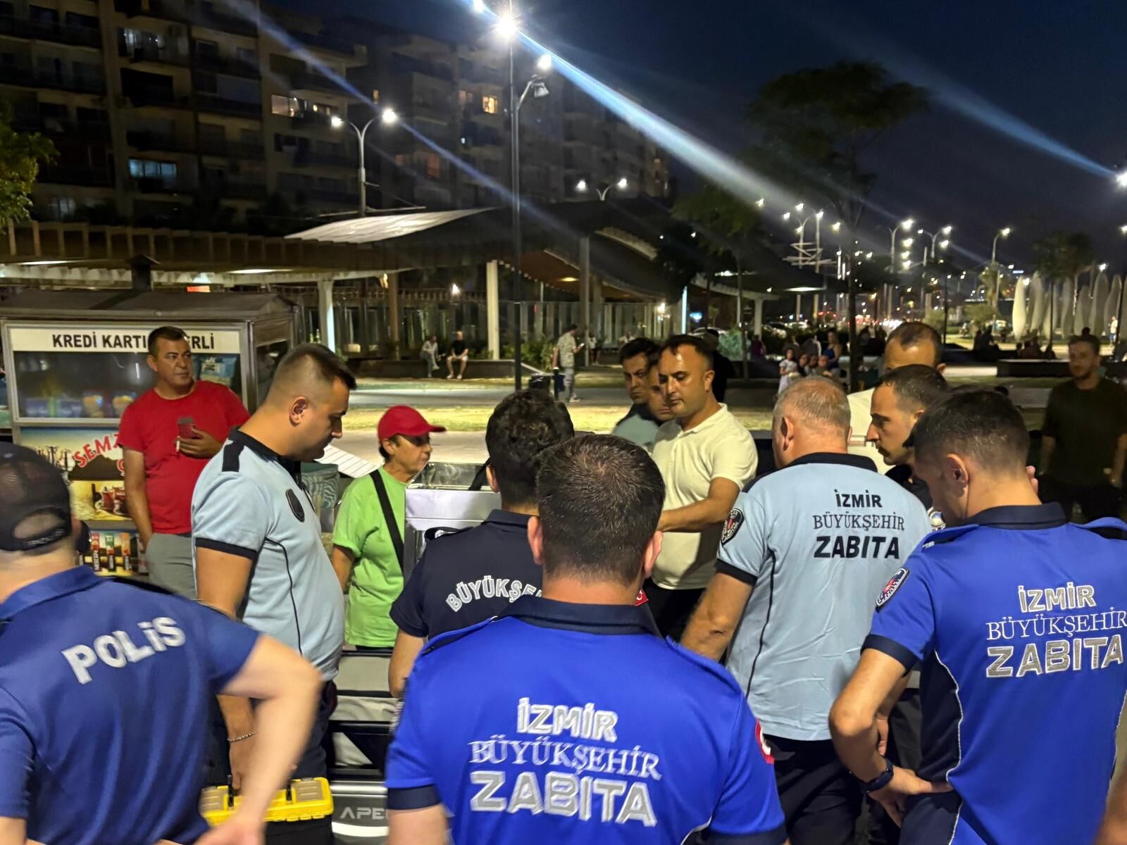 İzmir Büyükşehir Belediyesi Zabıta Dairesi Başkanlığı ile emniyet ekipleri, Konak'taki Karantina Parkı'nda izinsiz seyyar satış yapanlara yönelik ortak denetim gerçekleştirdi.
