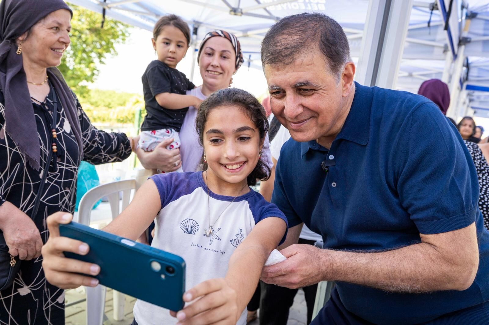 İzmir Büyükşehir Belediye Başkanı Dr. Cemil Tugay, Mahalle Bostanlarında üretim yapan kadınlarla Kadifekale'de düzenlenen kahvaltı programında bir araya geldi.