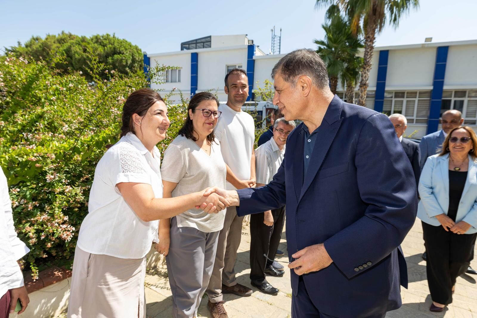 İzmir Büyükşehir Belediye Başkanı Dr. Cemil Tugay, Güzelbahçe programı kapsamında Belediye Başkan Vekili Ayşe Akın'ı ziyaret etti.