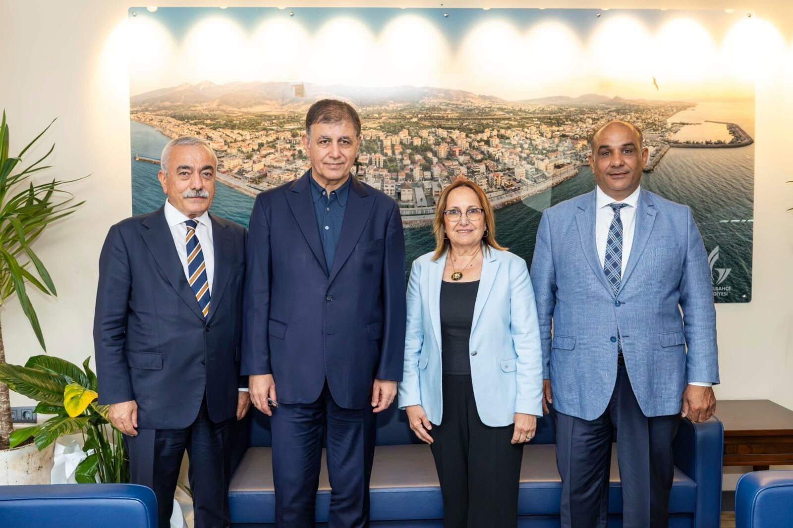 İzmir Büyükşehir Belediye Başkanı Dr. Cemil Tugay, Güzelbahçe programı kapsamında Belediye Başkan Vekili Ayşe Akın'ı ziyaret etti.