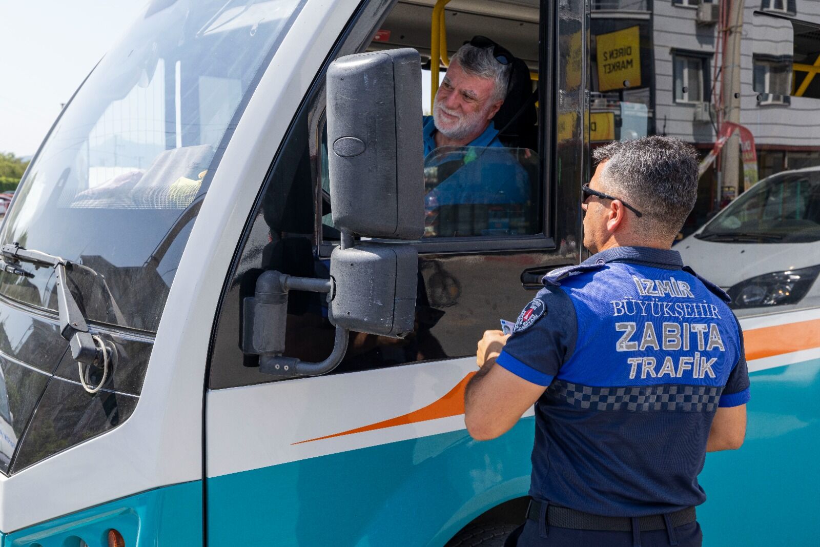 İzmir Büyükşehir Belediyesi ile emniyet ekipleri, yaz döneminde tarım işçilerinin yoğun olarak taşındığı Torbalı'da servis araçlarına yönelik kapsamlı denetim gerçekleştirdi.