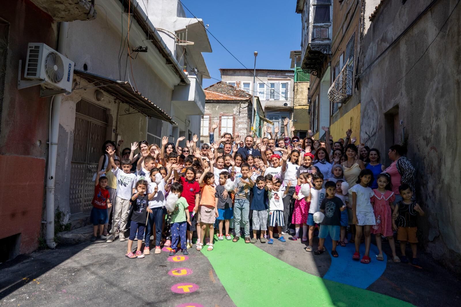 İzmir Büyükşehir Belediyesi, UNICEF Türkiye ve Ege Sağlık Vakfı iş birliğiyle hayata geçirilen proje kapsamında, kadın dayanışma merkezlerinden hizmet alan 10-17 yaş aralığındaki yaklaşık bin çocuğun ihtiyaçları bilimsel yöntemlerle değerlendirilecek.