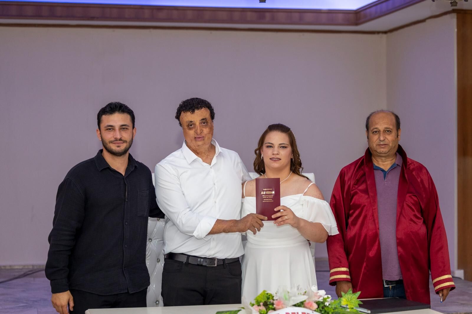 İzmir’de yaşayan sağır çift Ayşe ve Yasin Yasa, evliliklerini İzmir Büyükşehir Belediyesi’nin sağladığı ücretsiz işaret dili çevirmenliği desteği sayesinde resmileştirdi.