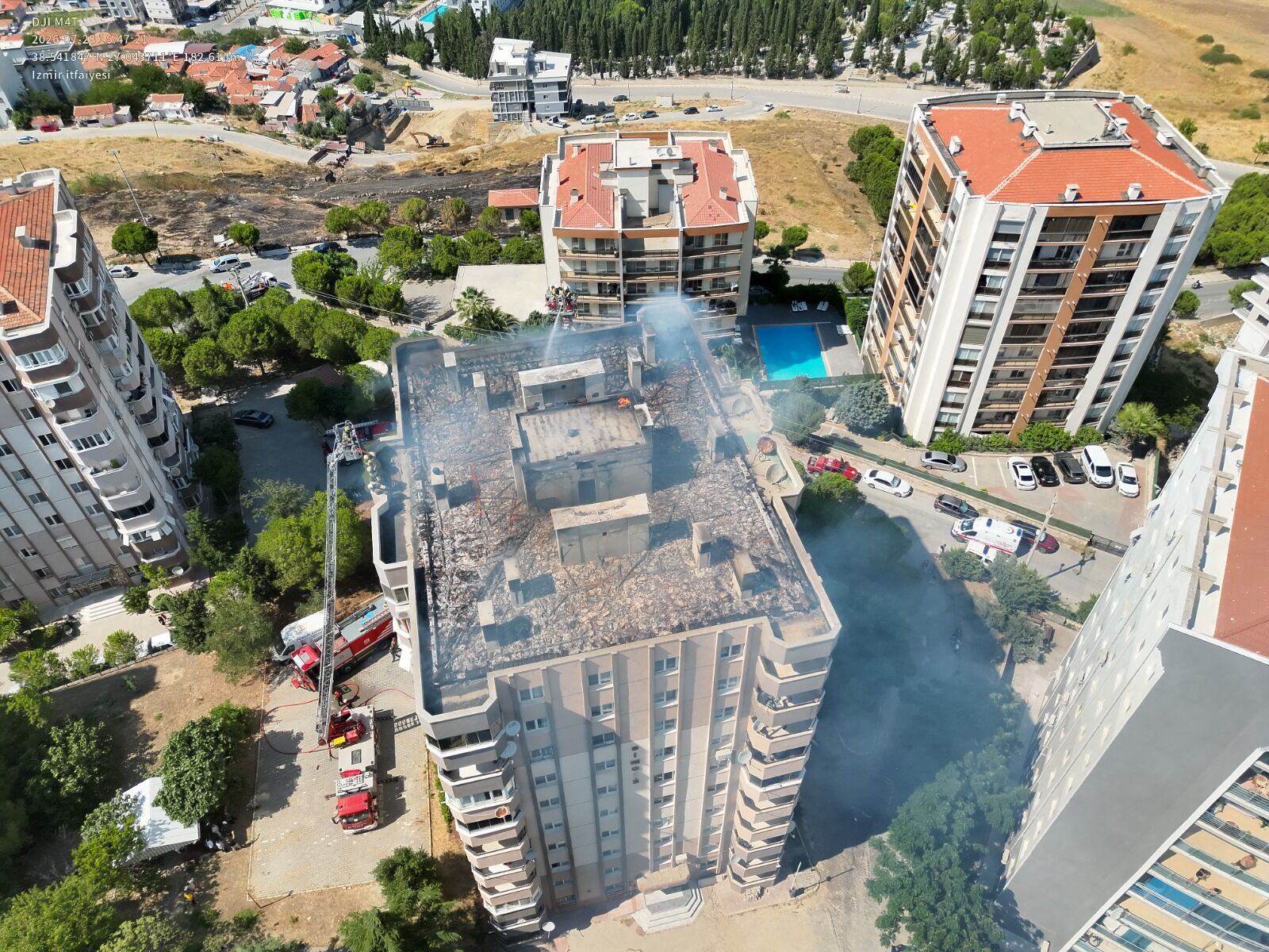 İzmir'in Menemen ilçesinde 10 katlı bir binanın çatısında çıkan yangın paniğe neden oldu.